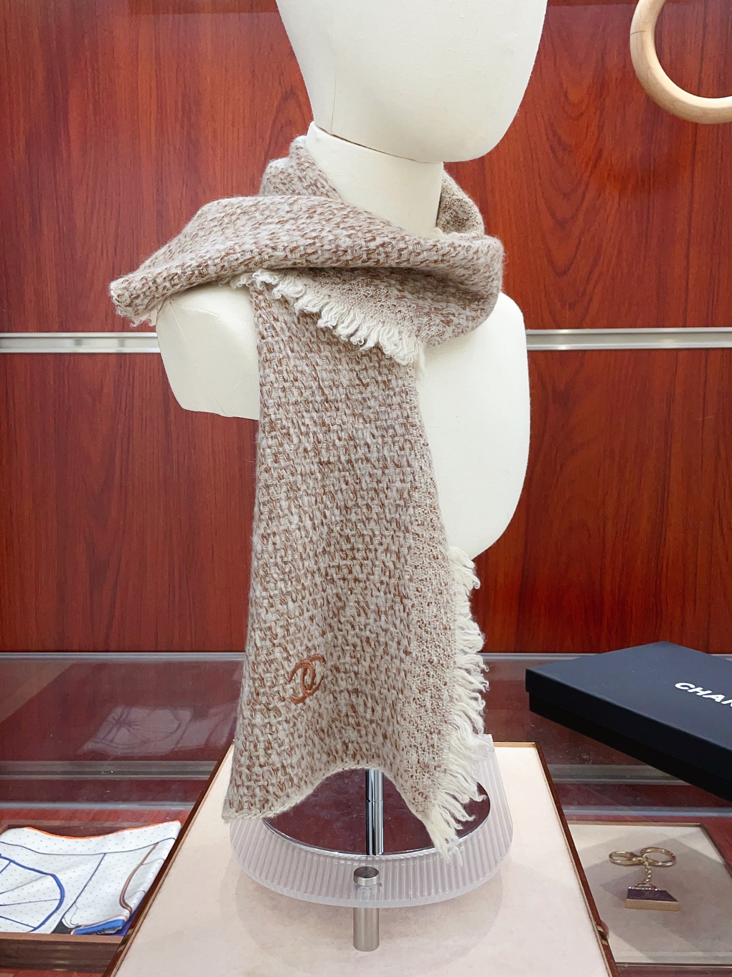 ✨✨【全羊绒款 手感超级好】上新。小香羊绒围巾💥手感好到爆👍品质一流的🎉真正的羊绒精品💥精湛绝伦的刺绣工