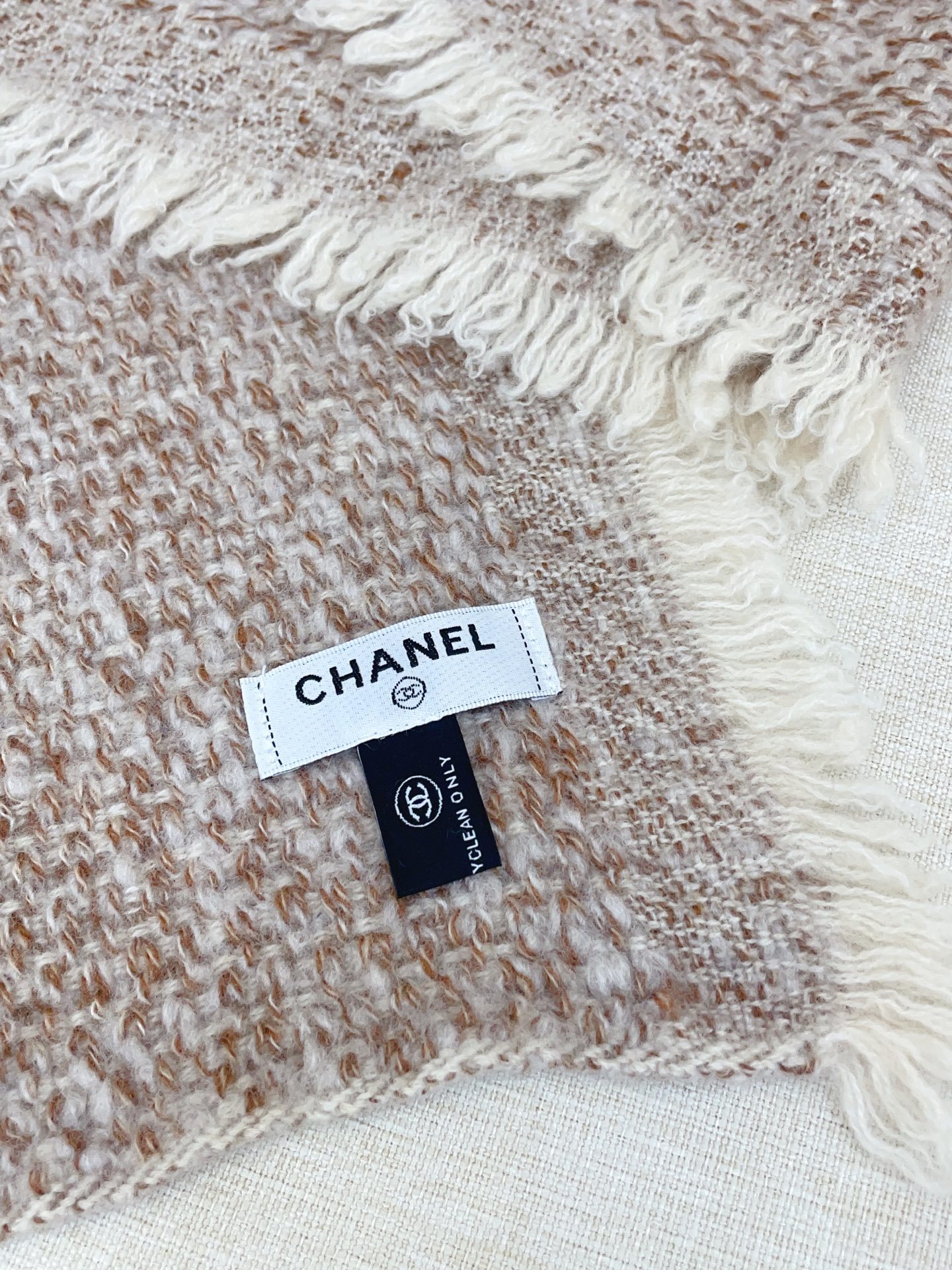 ✨✨【全羊绒款 手感超级好】上新。小香羊绒围巾💥手感好到爆👍品质一流的🎉真正的羊绒精品💥精湛绝伦的刺绣工