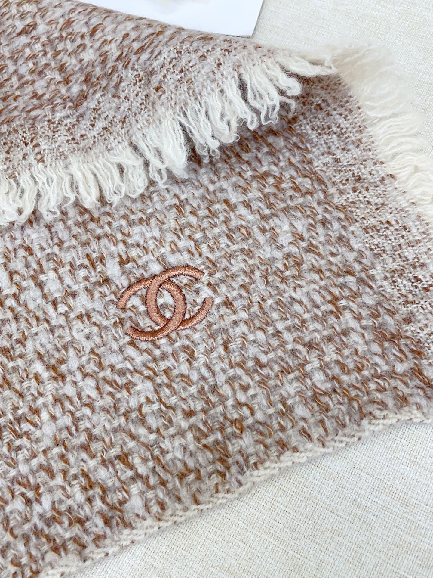 ✨✨【全羊绒款 手感超级好】上新。小香羊绒围巾💥手感好到爆👍品质一流的🎉真正的羊绒精品💥精湛绝伦的刺绣工