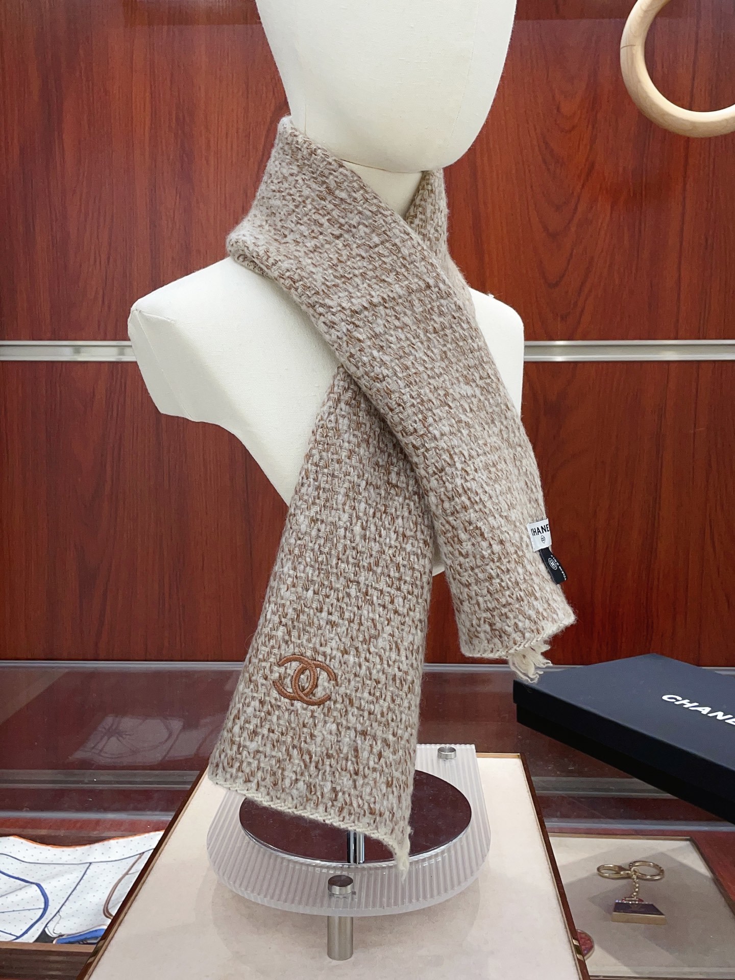 ✨✨【全羊绒款 手感超级好】上新。小香羊绒围巾💥手感好到爆👍品质一流的🎉真正的羊绒精品💥精湛绝伦的刺绣工