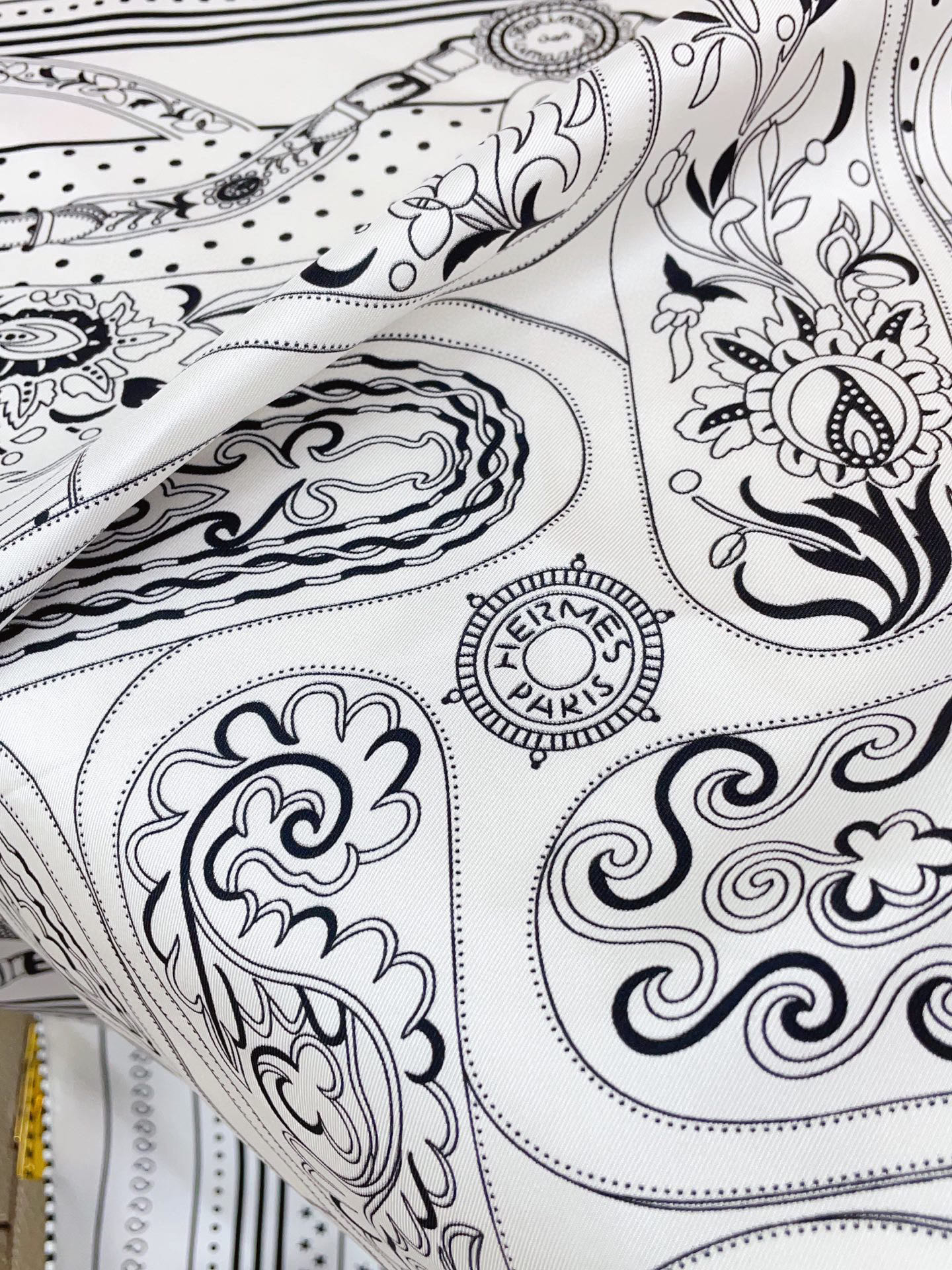 ✨✨【18姆米 双面同色】H**S真丝新款🆕👏👏买了都说好看‼️推荐💕【亚马逊的节日 90】真丝方巾，顶