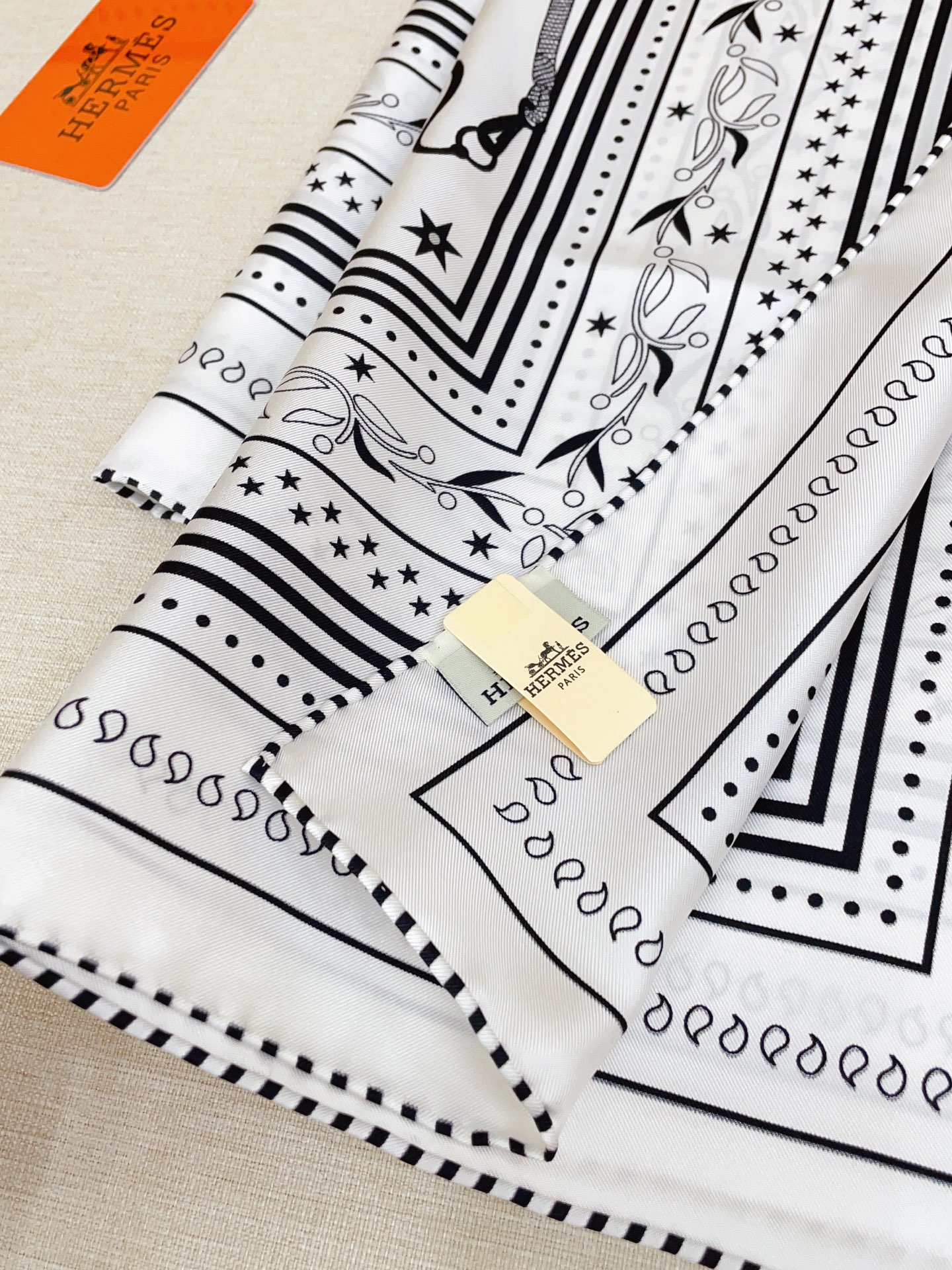 ✨✨【18姆米 双面同色】H**S真丝新款🆕👏👏买了都说好看‼️推荐💕【亚马逊的节日 90】真丝方巾，顶