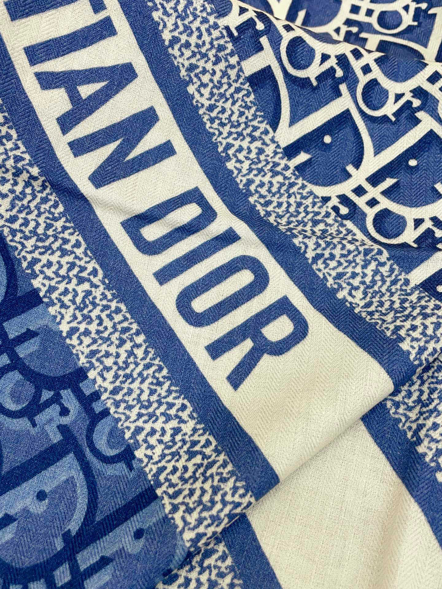 ✨✨【双面同色 丝毛款】CD家羊绒新款 买了都说好看‼️推荐💕双面同色羊绒方巾‼️D家ZG爆款🎁💟立体呈