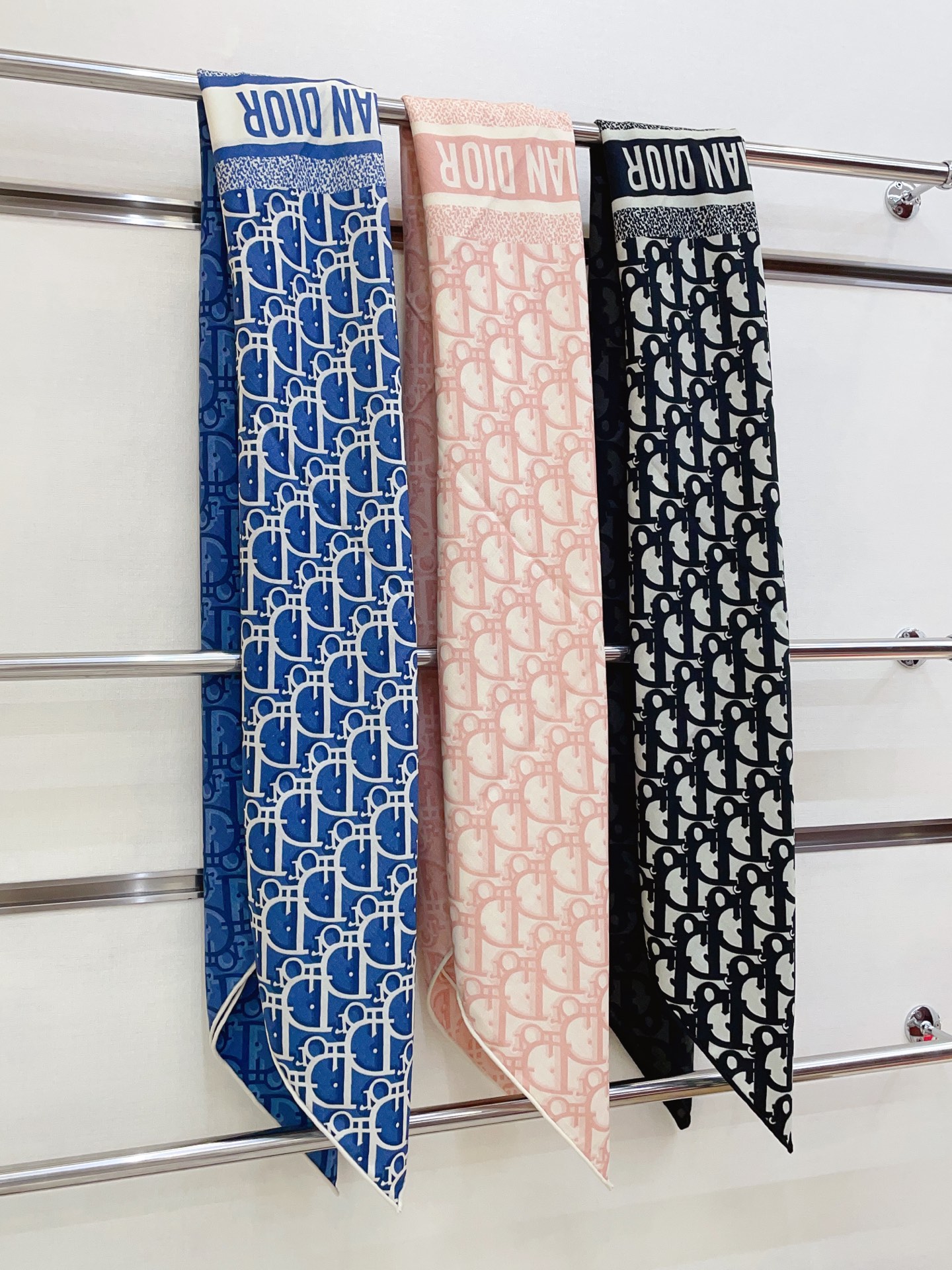 ✨✨【双面同色 丝毛款】CD家羊绒新款 买了都说好看‼️推荐💕双面同色羊绒方巾‼️D家ZG爆款🎁💟立体呈