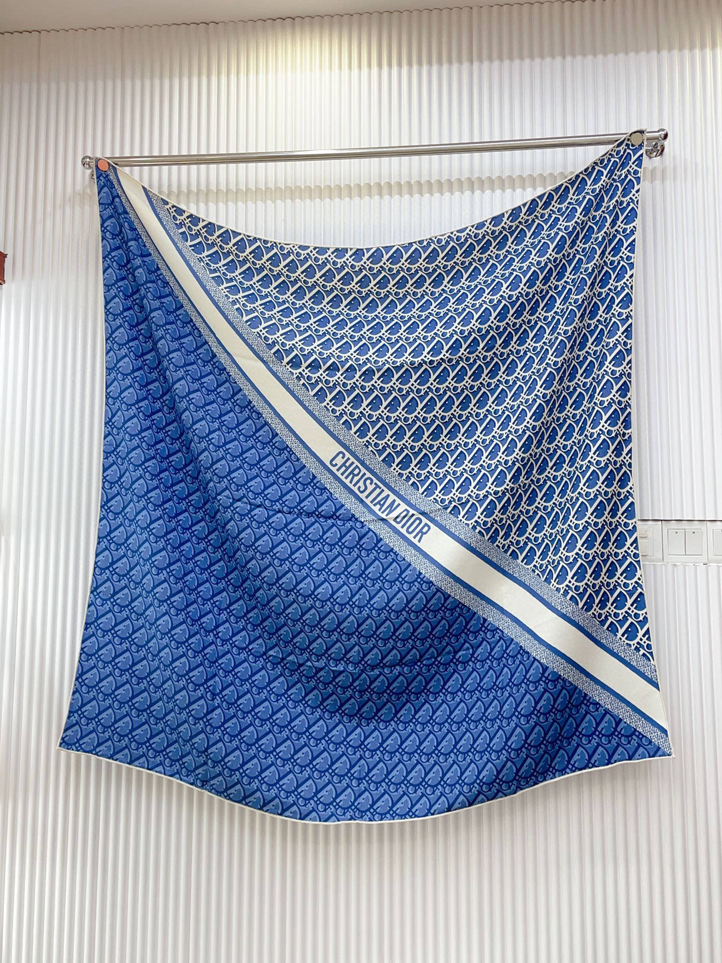 ✨✨【双面同色 丝毛款】CD家羊绒新款 买了都说好看‼️推荐💕双面同色羊绒方巾‼️D家ZG爆款🎁💟立体呈