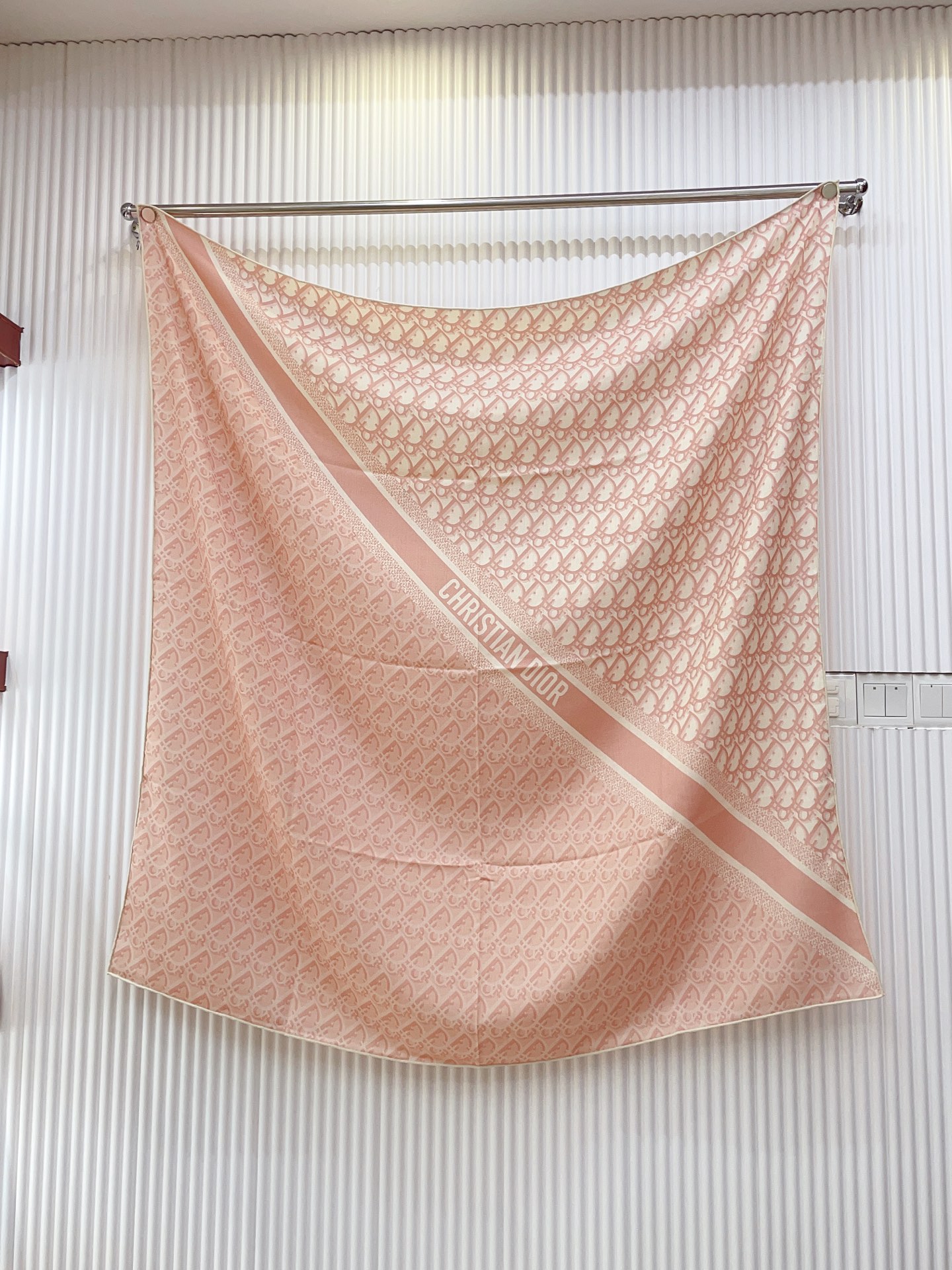 ✨✨【双面同色 丝毛款】CD家羊绒新款 买了都说好看‼️推荐💕双面同色羊绒方巾‼️D家ZG爆款🎁💟立体呈