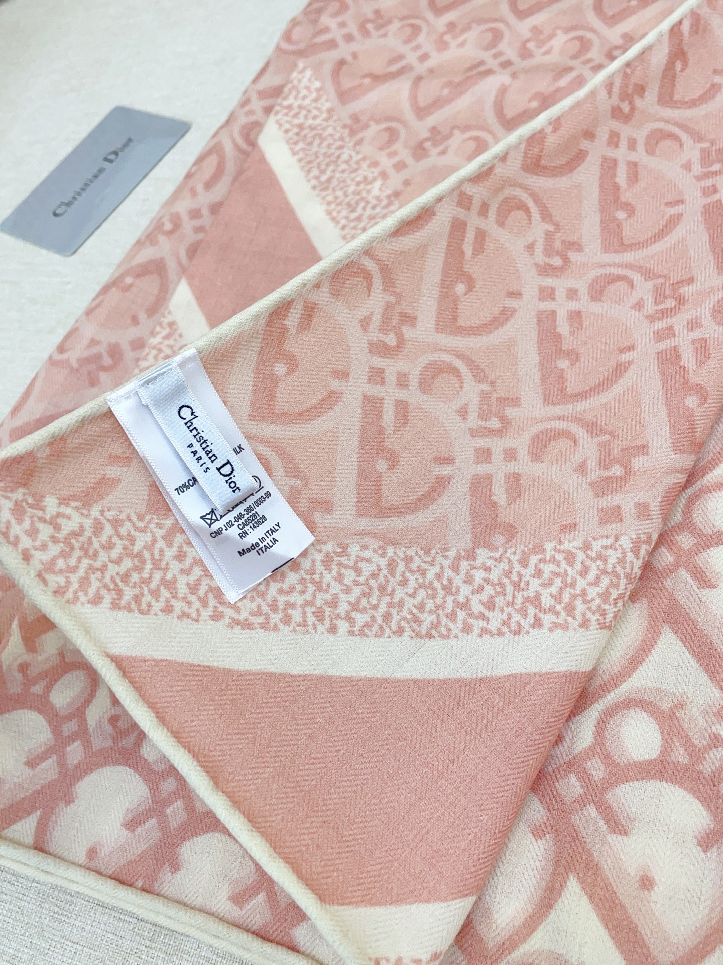 ✨✨【双面同色 丝毛款】CD家羊绒新款 买了都说好看‼️推荐💕双面同色羊绒方巾‼️D家ZG爆款🎁💟立体呈