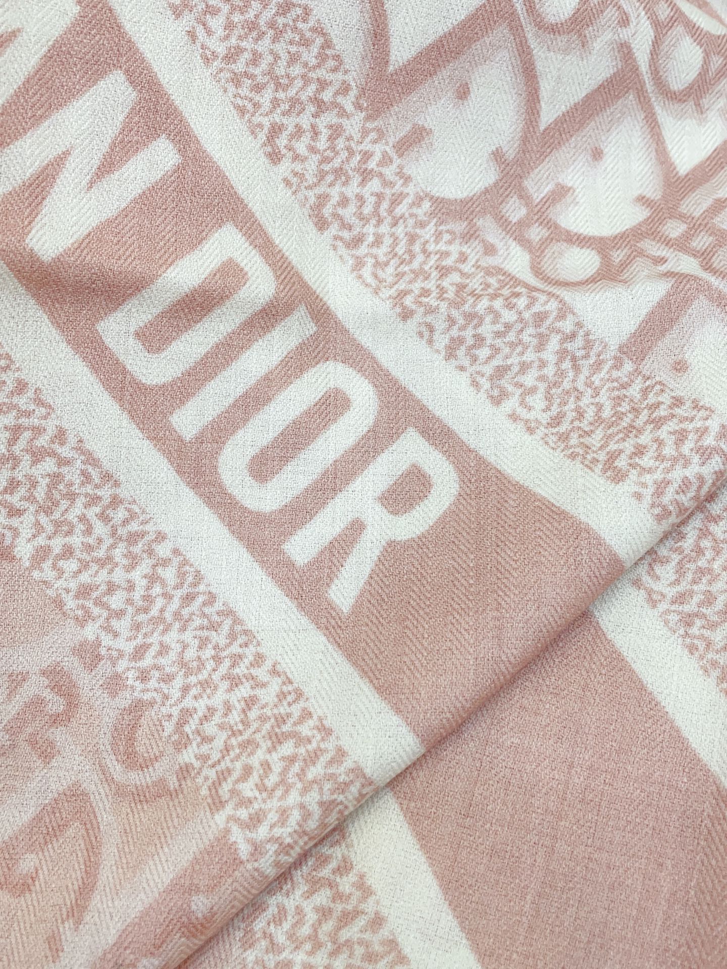 ✨✨【双面同色 丝毛款】CD家羊绒新款 买了都说好看‼️推荐💕双面同色羊绒方巾‼️D家ZG爆款🎁💟立体呈