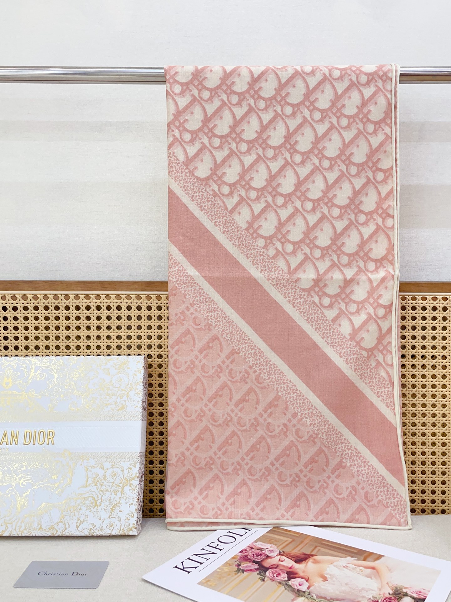 ✨✨【双面同色 丝毛款】CD家羊绒新款 买了都说好看‼️推荐💕双面同色羊绒方巾‼️D家ZG爆款🎁💟立体呈