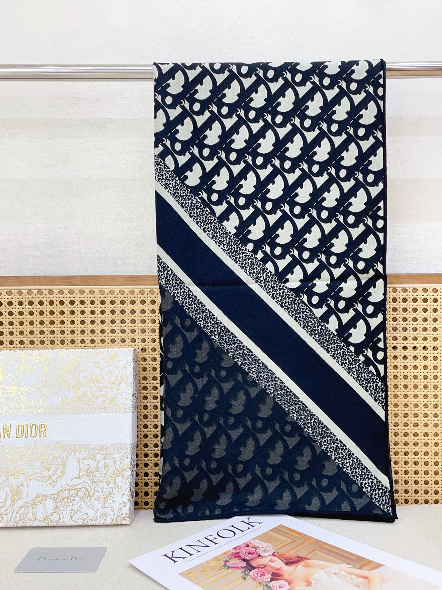 ✨✨【双面同色 丝毛款】CD家羊绒新款 买了都说好看‼️推荐💕双面同色羊绒方巾‼️D家ZG爆款🎁💟立体呈