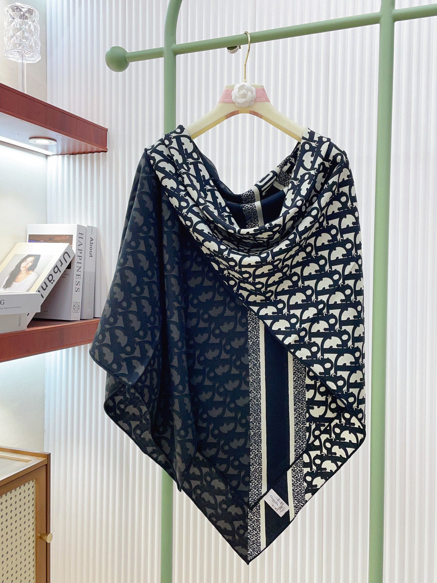 ✨✨【双面同色 丝毛款】CD家羊绒新款 买了都说好看‼️推荐💕双面同色羊绒方巾‼️D家ZG爆款🎁💟立体呈