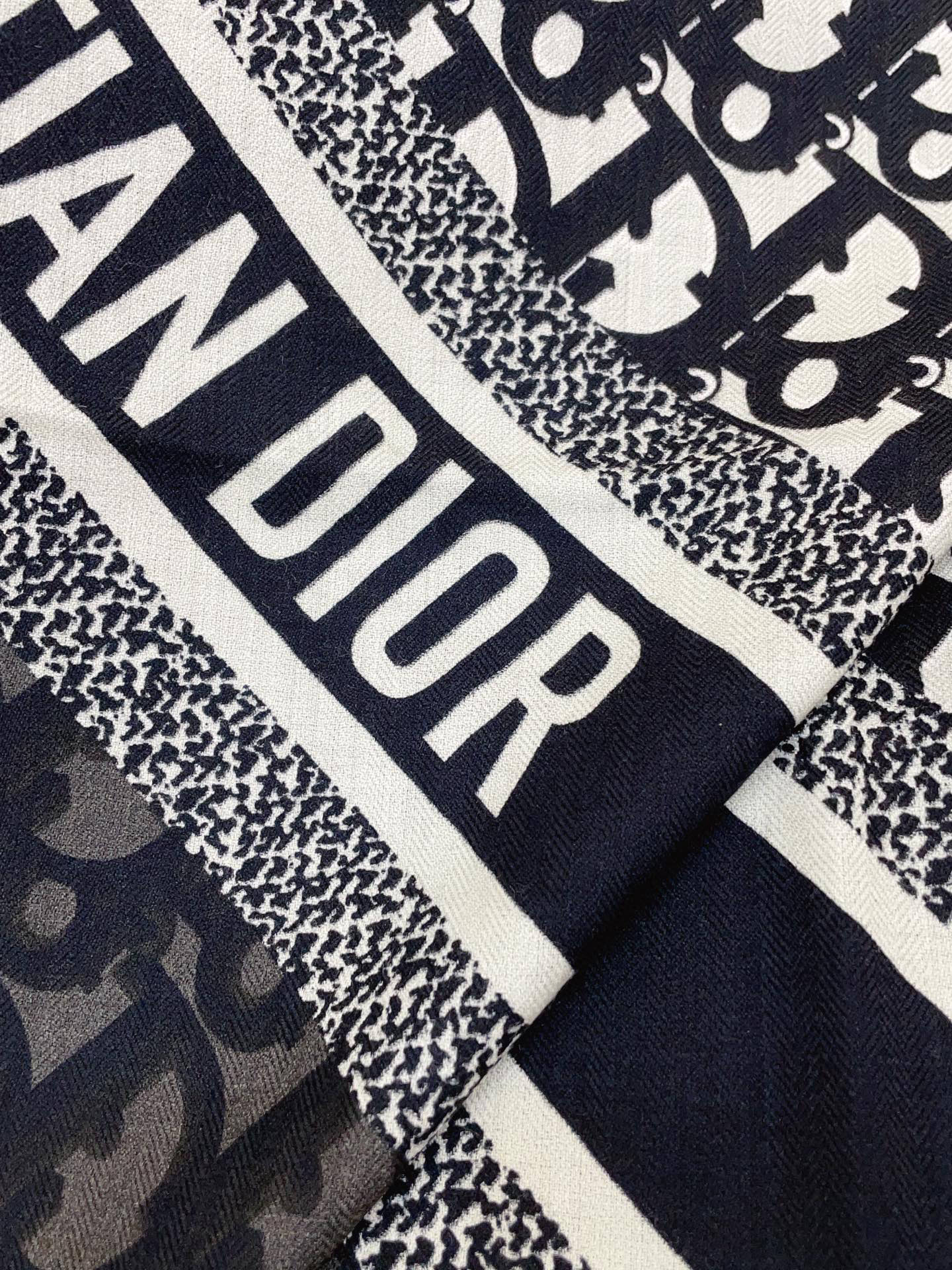 ✨✨【双面同色 丝毛款】CD家羊绒新款 买了都说好看‼️推荐💕双面同色羊绒方巾‼️D家ZG爆款🎁💟立体呈