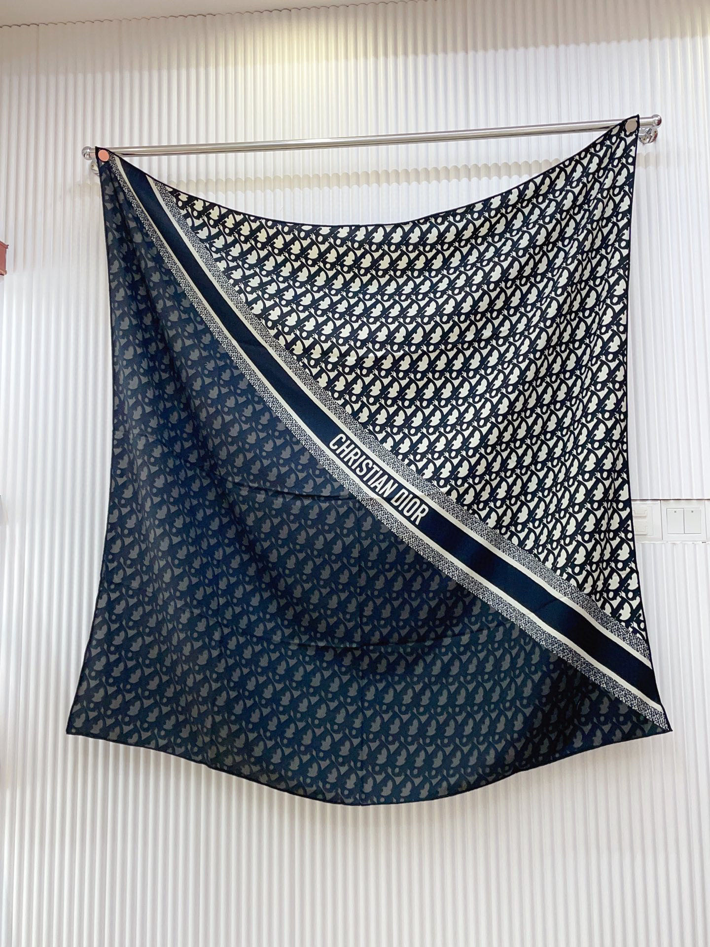 ✨✨【双面同色 丝毛款】CD家羊绒新款 买了都说好看‼️推荐💕双面同色羊绒方巾‼️D家ZG爆款🎁💟立体呈