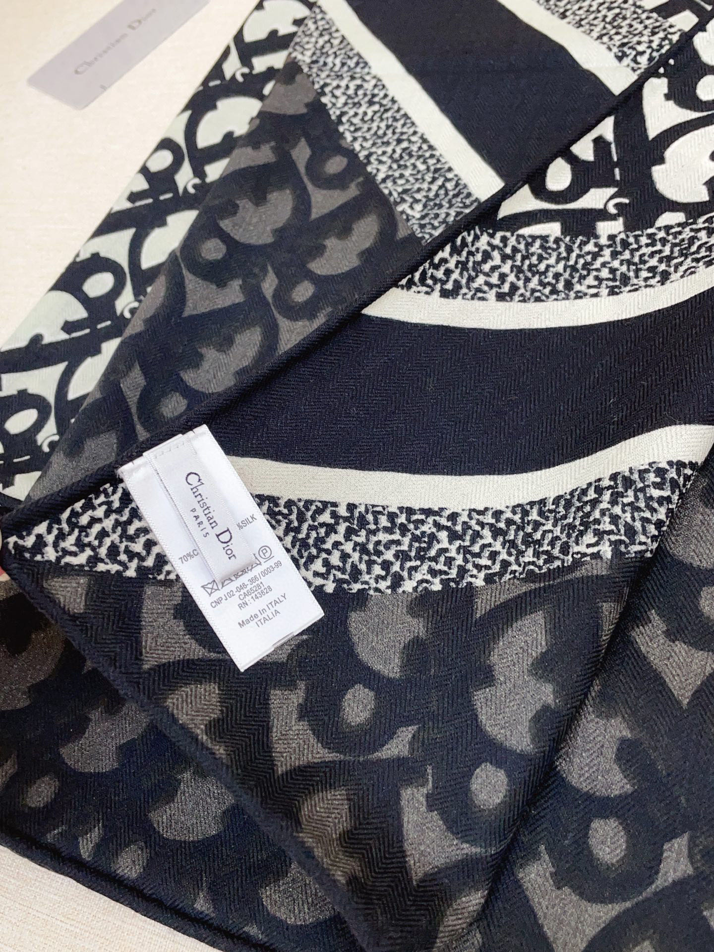 ✨✨【双面同色 丝毛款】CD家羊绒新款 买了都说好看‼️推荐💕双面同色羊绒方巾‼️D家ZG爆款🎁💟立体呈