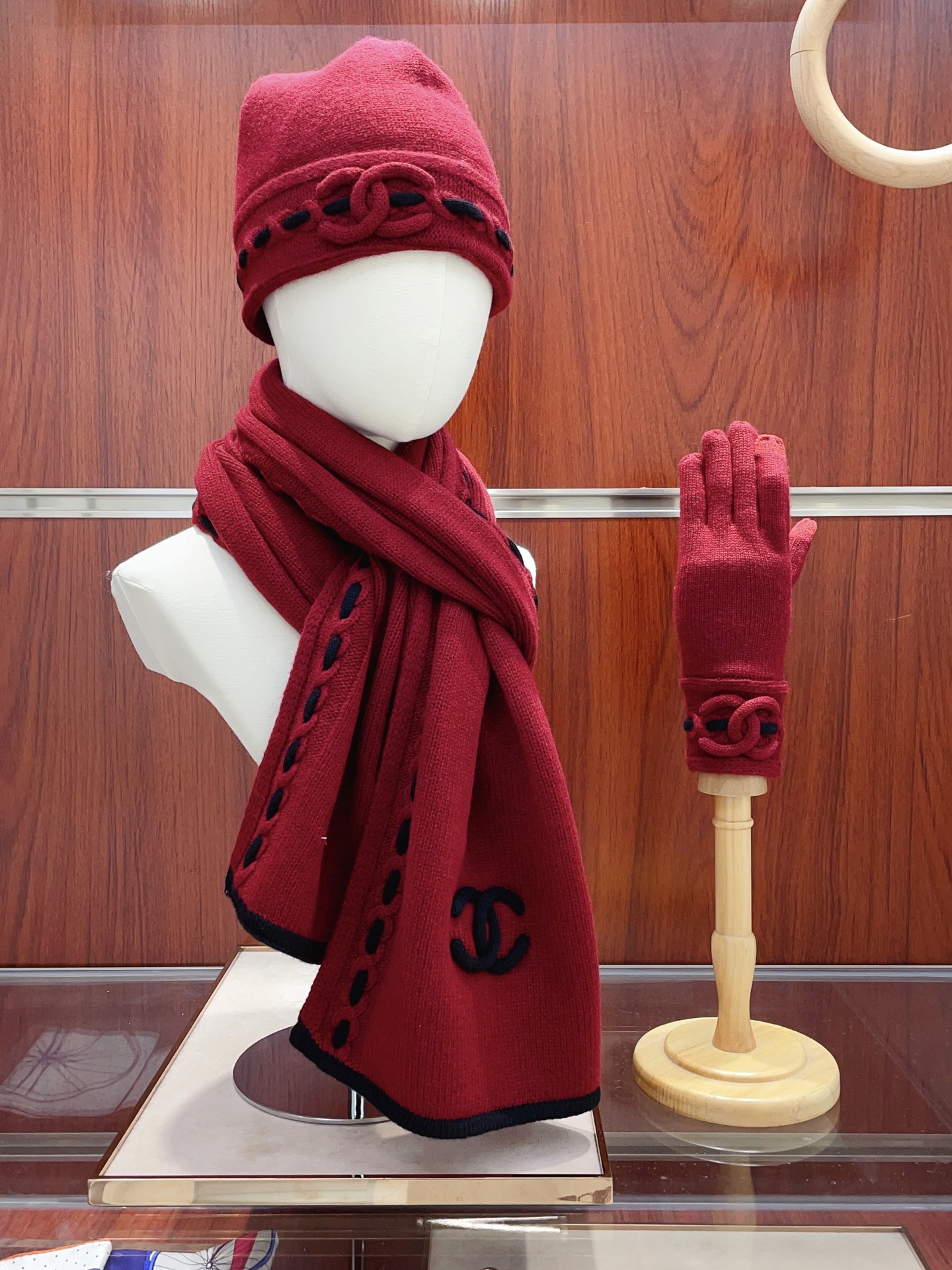 NO:603059,[C Family Cashmere Three-piece Suit] Xiaoxiang’s rare knitted item, gentle color matching, super obsessed with temperament, low-key, quiet and elegant. Highly recommended! It’s heart-warming in a second!  !  !  High-end, luxurious!  eternal!  It’s not the kind of style that goes by in a flash!  !  !  Clothing that maximizes improvement!  The C family’s newly released color matching knitted cashmere scarf this year is so beautiful. Sisters who know how to match it must understand. This kind of design can greatly enhance the style and aura in autumn and winter. No matter perfect, beautiful figure or temperament, this design is a tool to quickly and maximize the improvement of clothing. size32*180cm, top knitted cashmere high version scarf, high version scarf, chanel19860909【C家 羊绒三件套装】小香难得一见的针织单品,温柔配色,超级迷恋气质低调恬静又不失优雅重点推荐一秒心动啊！！！高级,奢华！永恒！不是那种过眼云烟的款式！！！最大化提升的衣品！C家今年新出的配色针织羊绒围巾,太好看了,会搭配的姐妹一定懂,这样的设计在秋冬季穿搭上很能提升造型气场无可挑剔,无论完,美身材,气质,这种设计,是快速也是最大化提升衣品的利器size32*180cm,顶级针织羊绒高版本围巾,高版本围巾,chanel,scarf