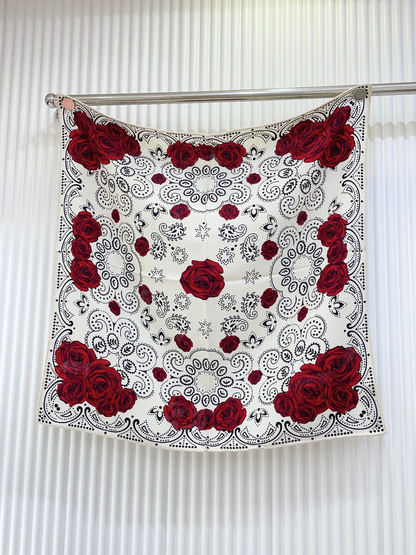 ✨✨【暗纹提花丝毛款 双面同色】新品 LP家【小方巾】春夏真丝款 随意切换造型 ,小巧又不失优雅的款式 