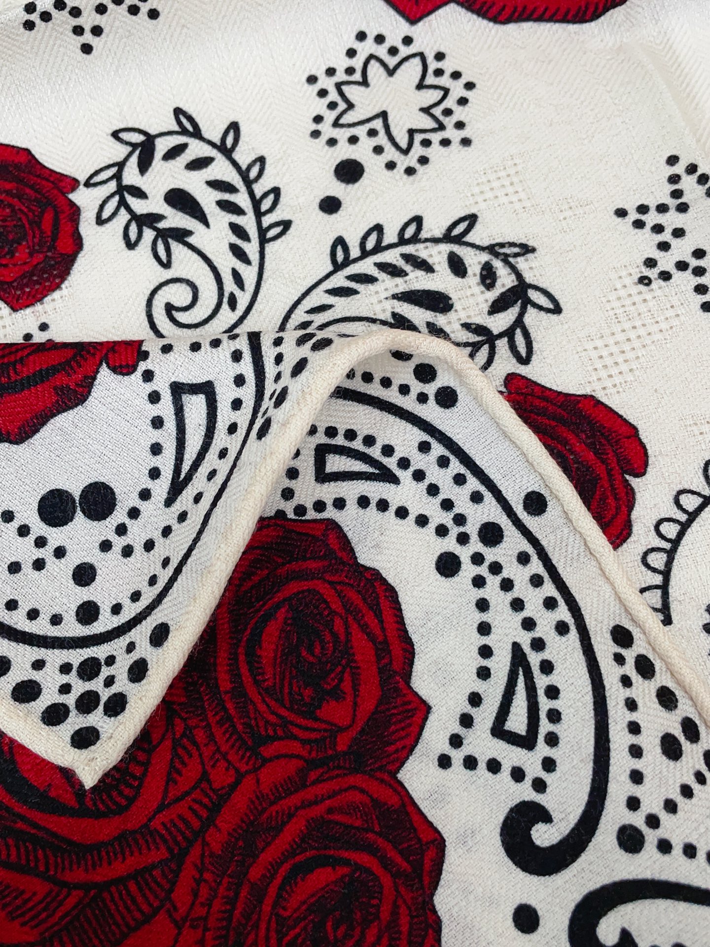 ✨✨【暗纹提花丝毛款 双面同色】新品 LP家【小方巾】春夏真丝款 随意切换造型 ,小巧又不失优雅的款式 