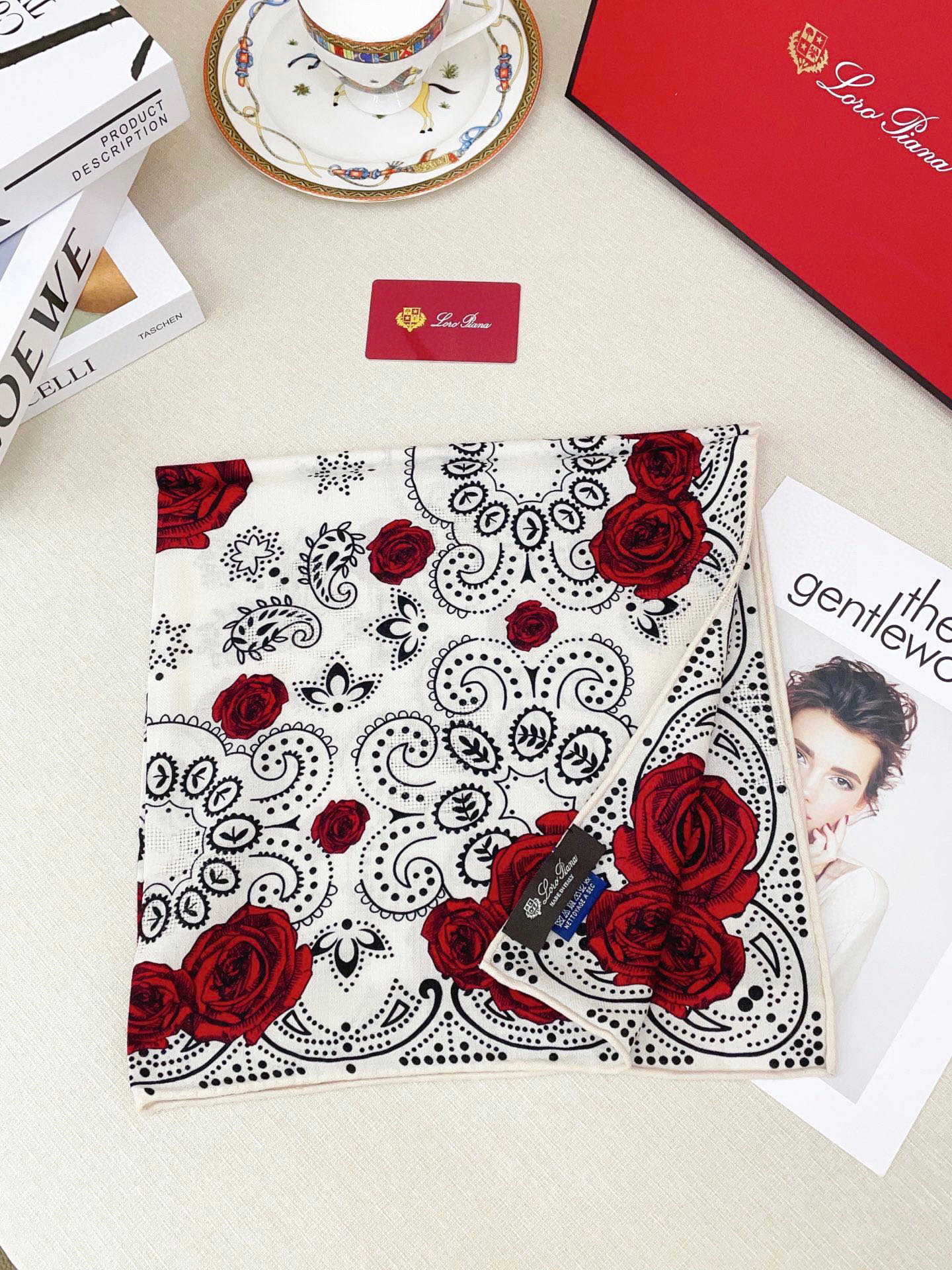 ✨✨【暗纹提花丝毛款 双面同色】新品 LP家【小方巾】春夏真丝款 随意切换造型 ,小巧又不失优雅的款式 