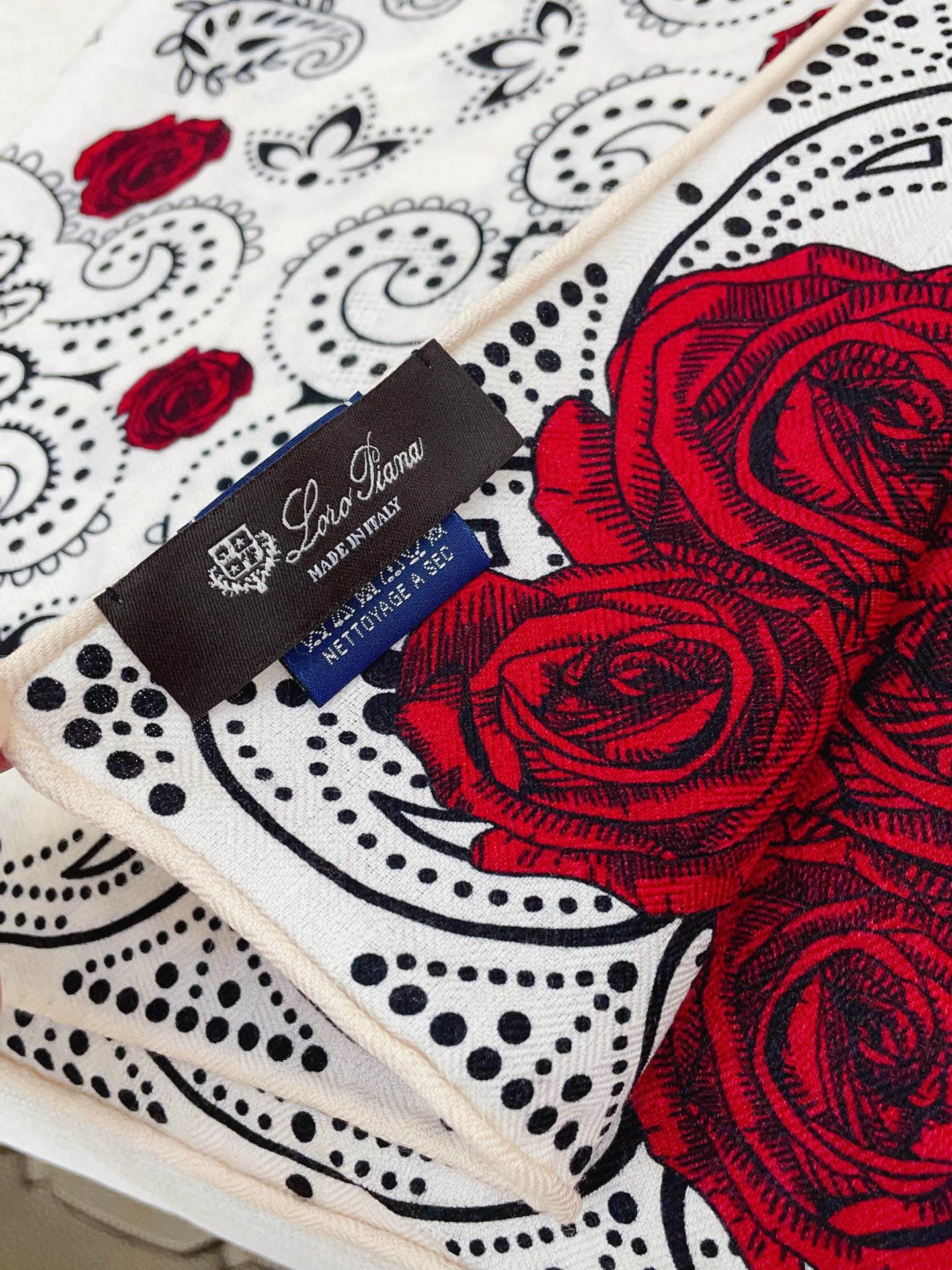 ✨✨【暗纹提花丝毛款 双面同色】新品 LP家【小方巾】春夏真丝款 随意切换造型 ,小巧又不失优雅的款式 