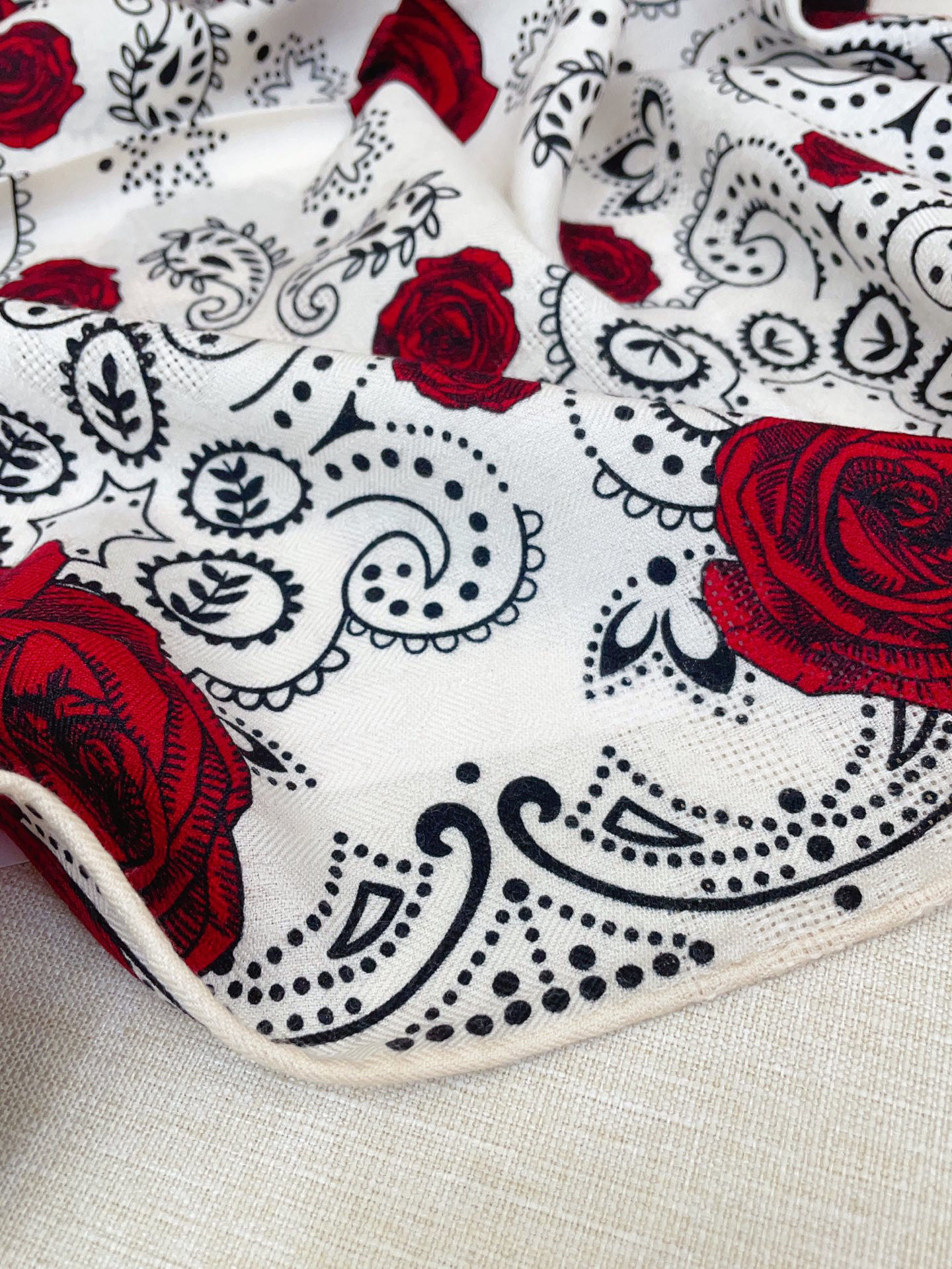 ✨✨【暗纹提花丝毛款 双面同色】新品 LP家【小方巾】春夏真丝款 随意切换造型 ,小巧又不失优雅的款式 