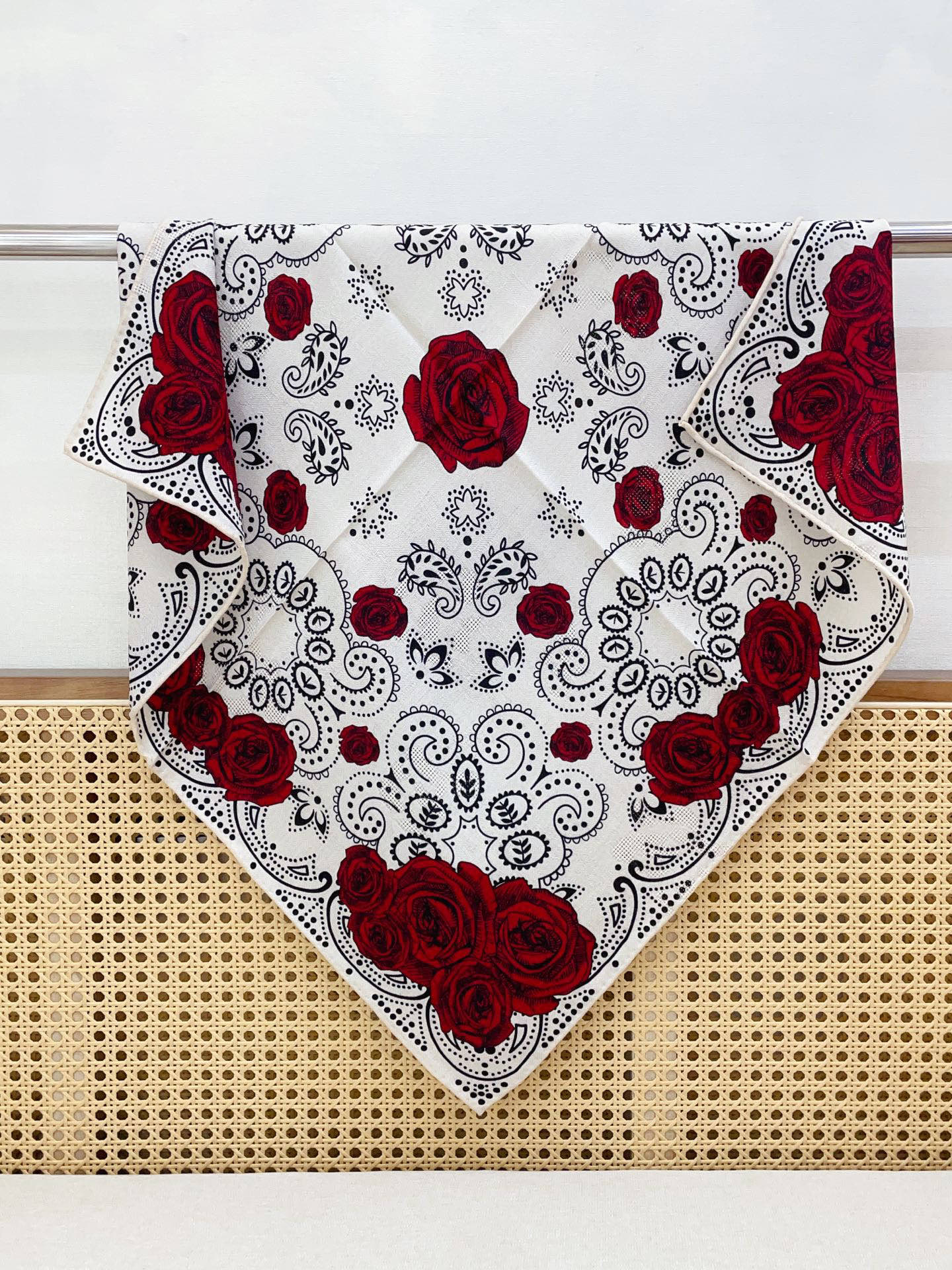 ✨✨【暗纹提花丝毛款 双面同色】新品 LP家【小方巾】春夏真丝款 随意切换造型 ,小巧又不失优雅的款式 