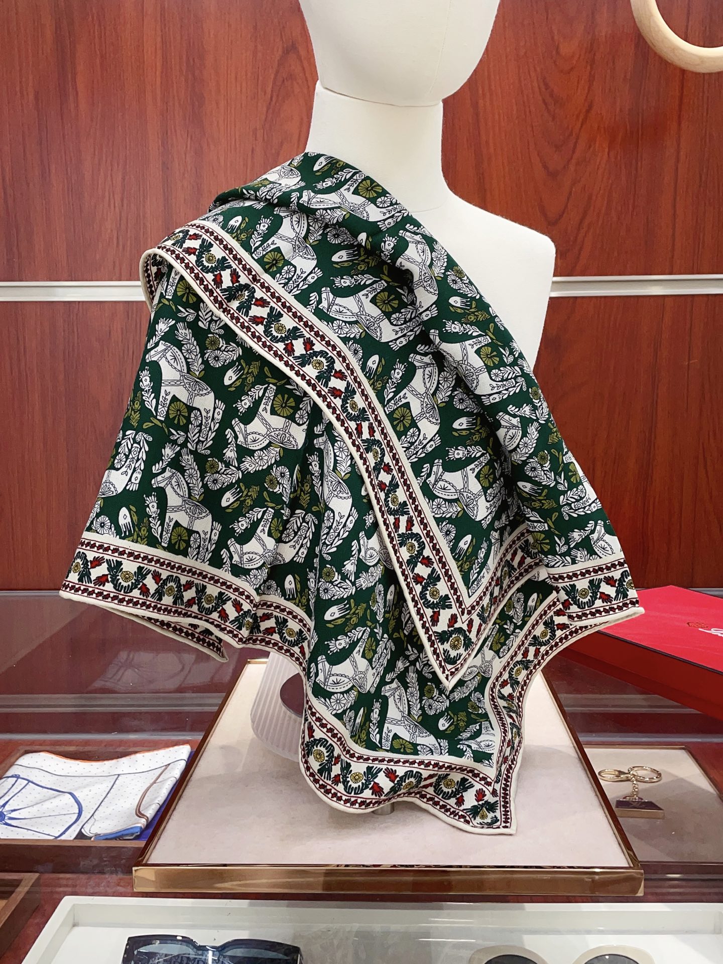 NO:554321,[Silk wool style, double-sided same color] New product LP Home [Small square scarf] Spring and summer silk style, you can switch styles at will, compact yet elegant style, 65*65 gold size, high-end fashion without being too ostentatious, very design-like and elegant to the core!  This year’s new series~ is really beautiful with such a design!  A must!  The upper body effect is simply high-end and elegant!  High version scarf, high version scarf, loro piana, real silk, gold19860909【丝毛款 双面同色】新品 LP家【小方巾】春夏真丝款 随意切换造型 ,小巧又不失优雅的款式 65*65 黄金尺寸 高级时尚又不会过于张扬,很有设计感~气质到骨子里！今年新出的系列~真的被这样的设计美！必入！上身效果简直高级优雅气质到不行！高版本围巾,高版本围巾,loro piana,real silk,gold,scarf