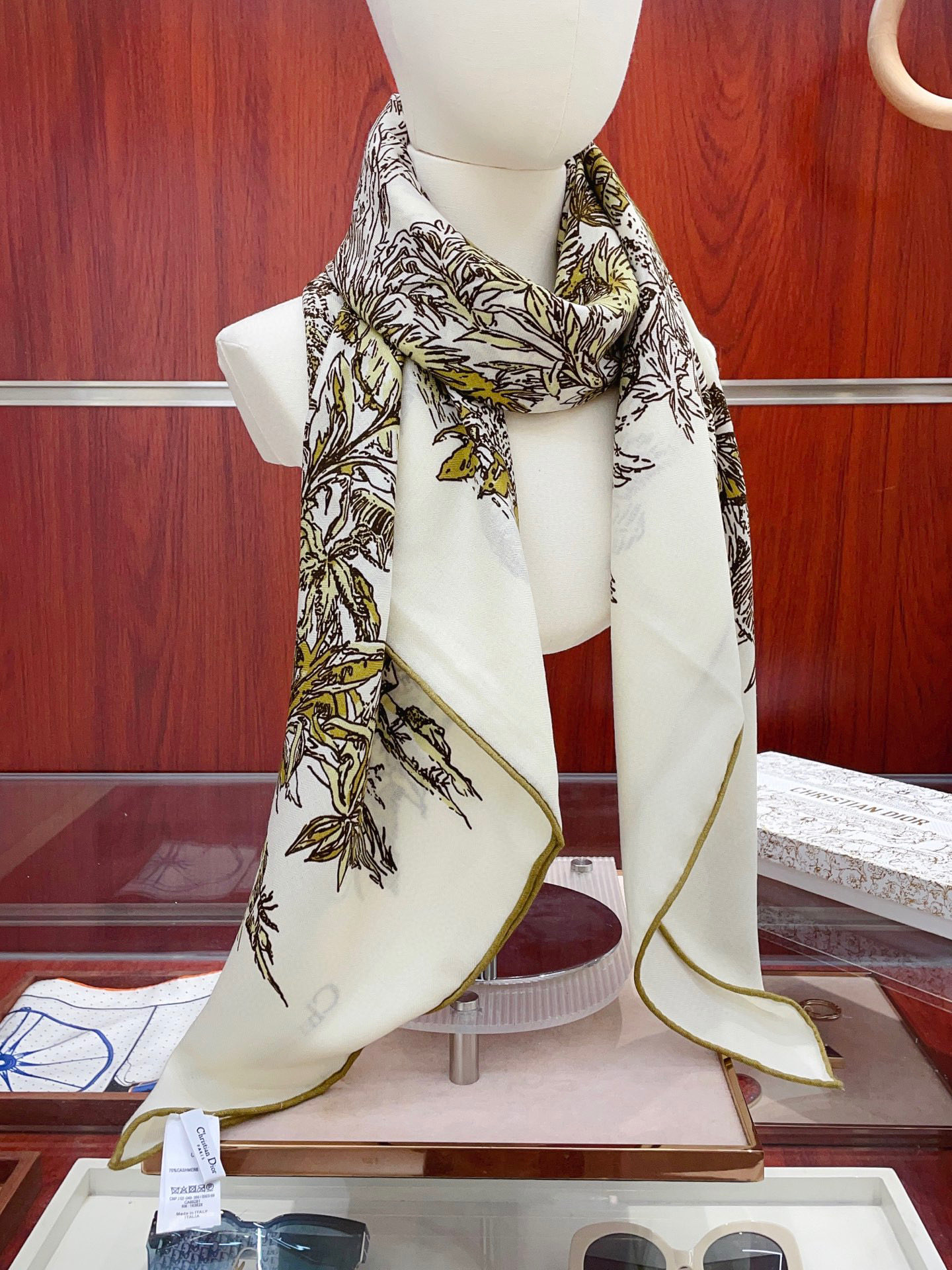 NO:554323,[Double-sided same color silk wool style] CD family cashmere new style. Everyone who bought it said it looks good. Recommend the double-sided cashmere square scarf of the same color. D family ZG hot style three-dimensional presentation of pattern texture, very high quality, special technology, high-end research and development, stunning appearance, special cutting-edge technology treatment, loved by Bai Fumei. Whether it is quality, style or price, they will scream for big brand control. Super high cost performance  Definitely worth buying, size 140cm*140cm, 70 cashmere silk high version scarf, high version scarf, dior, real silk19860909【双面同色 丝毛款】CD家羊绒新款 买了都说好看推荐双面同色羊绒方巾D家ZG爆款立体呈现图案纹路实物档次极高特殊工艺高端研发惊艳问世特殊尖端工艺处理受到白富美的喜欢 无论是品质 款式 价格都令大牌控的她们尖叫 超高性价比 绝对值得入手尺寸140cm*140cm,70羊绒真丝高版本围巾,高版本围巾,dior,real silk,scarf