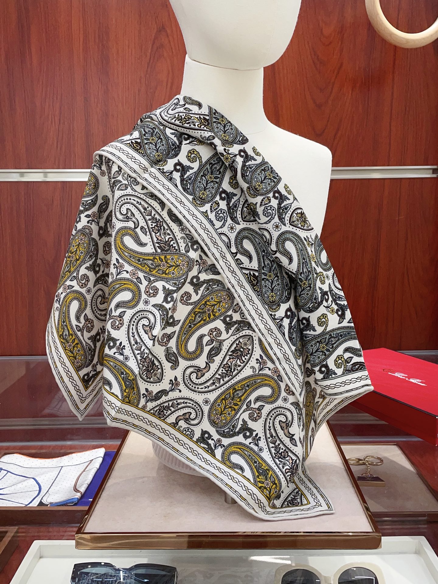 NO:554324,[Silk wool style, double-sided same color] New product LP Home [Small square scarf] Spring and summer silk style, you can switch styles at will, compact yet elegant style, 65*65 gold size, high-end fashion without being too ostentatious, very design-like and elegant to the core!  This year’s new series~ is really beautiful with such a design!  A must!  The upper body effect is simply high-end and elegant!  High version scarf, high version scarf, loro piana, real silk, gold19860909【丝毛款 双面同色】新品 LP家【小方巾】春夏真丝款 随意切换造型 ,小巧又不失优雅的款式 65*65 黄金尺寸 高级时尚又不会过于张扬,很有设计感~气质到骨子里！今年新出的系列~真的被这样的设计美！必入！上身效果简直高级优雅气质到不行！高版本围巾,高版本围巾,loro piana,real silk,gold,scarf