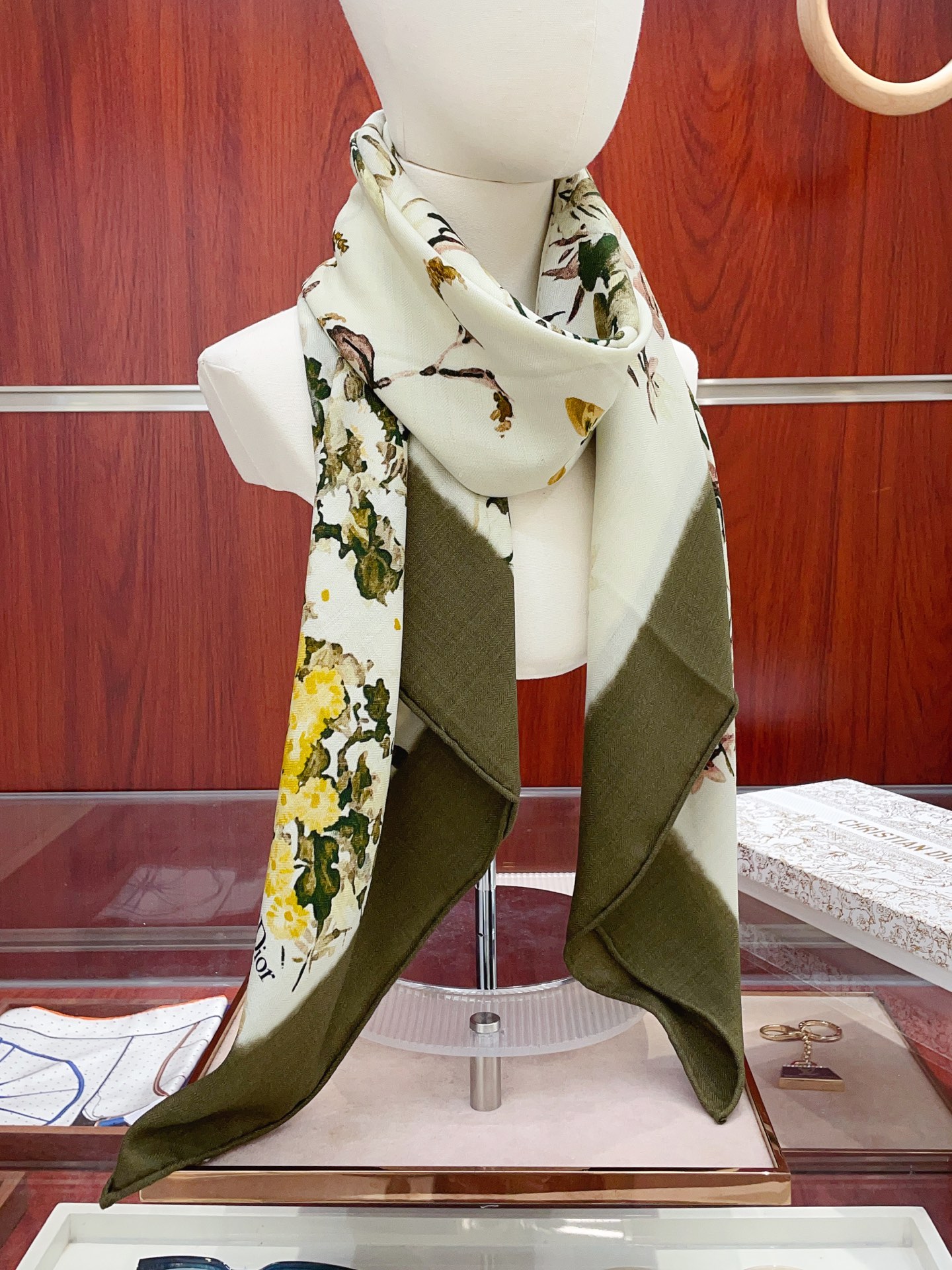 NO:554326,[Double-sided same color silk wool style] CD family cashmere new style. Everyone who bought it said it looks good. Recommend the double-sided cashmere square scarf of the same color. D family ZG hot style three-dimensional presentation of pattern texture, very high quality, special technology, high-end research and development, stunning appearance, special cutting-edge technology treatment, loved by Bai Fumei. Whether it is quality, style or price, they will scream for big brand control. Super high cost performance  Definitely worth buying, size 140cm*140cm, 70 cashmere silk high version scarf, high version scarf, dior, real silk19860909【双面同色 丝毛款】CD家羊绒新款 买了都说好看推荐双面同色羊绒方巾D家ZG爆款立体呈现图案纹路实物档次极高特殊工艺高端研发惊艳问世特殊尖端工艺处理受到白富美的喜欢 无论是品质 款式 价格都令大牌控的她们尖叫 超高性价比 绝对值得入手尺寸140cm*140cm,70羊绒真丝高版本围巾,高版本围巾,dior,real silk,scarf