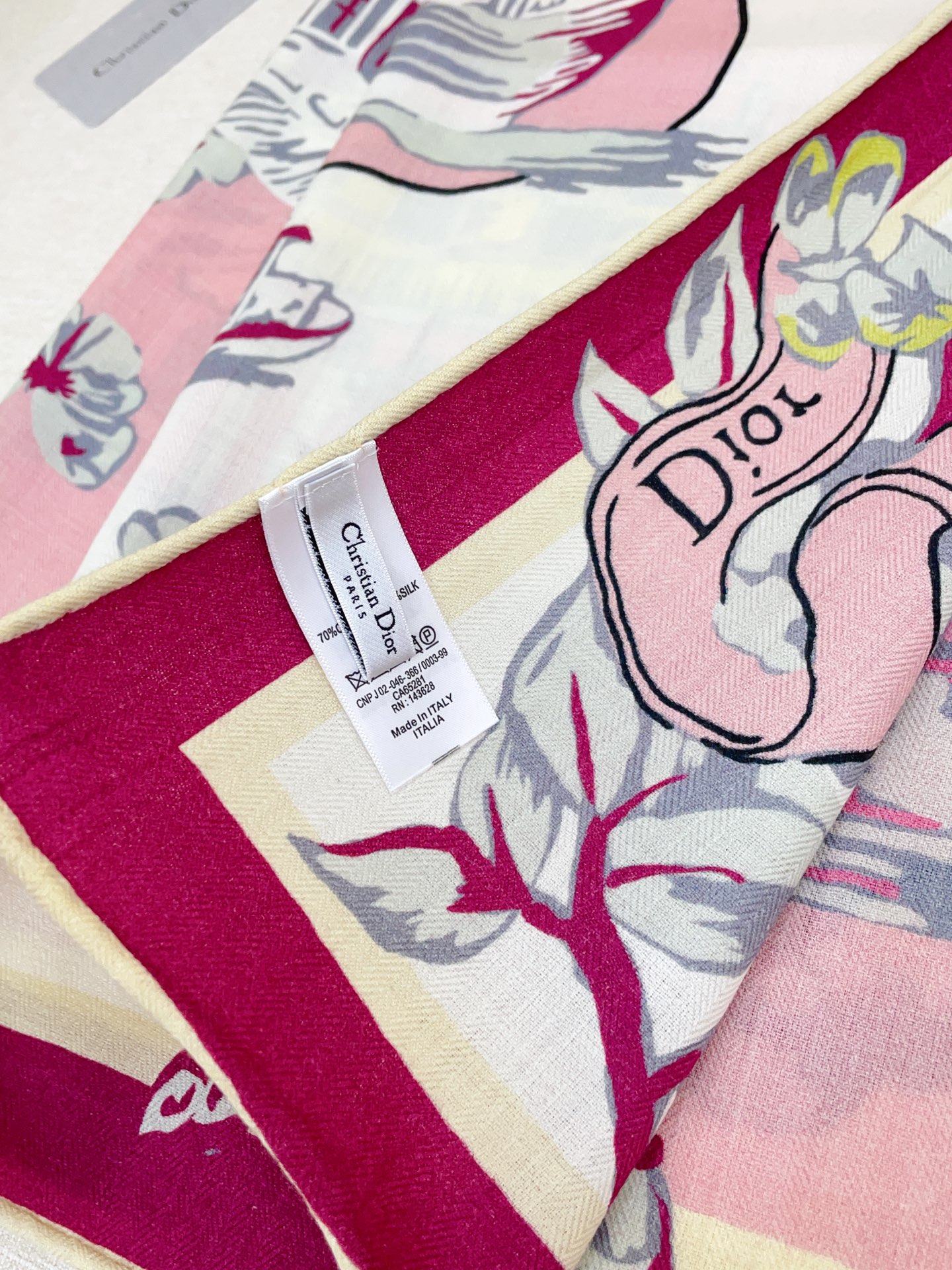 ✨✨【双面同色 丝毛款】CD家羊绒新款【城市系列风】 买了都说好看‼️推荐💕双面同色羊绒方巾‼️D家ZG