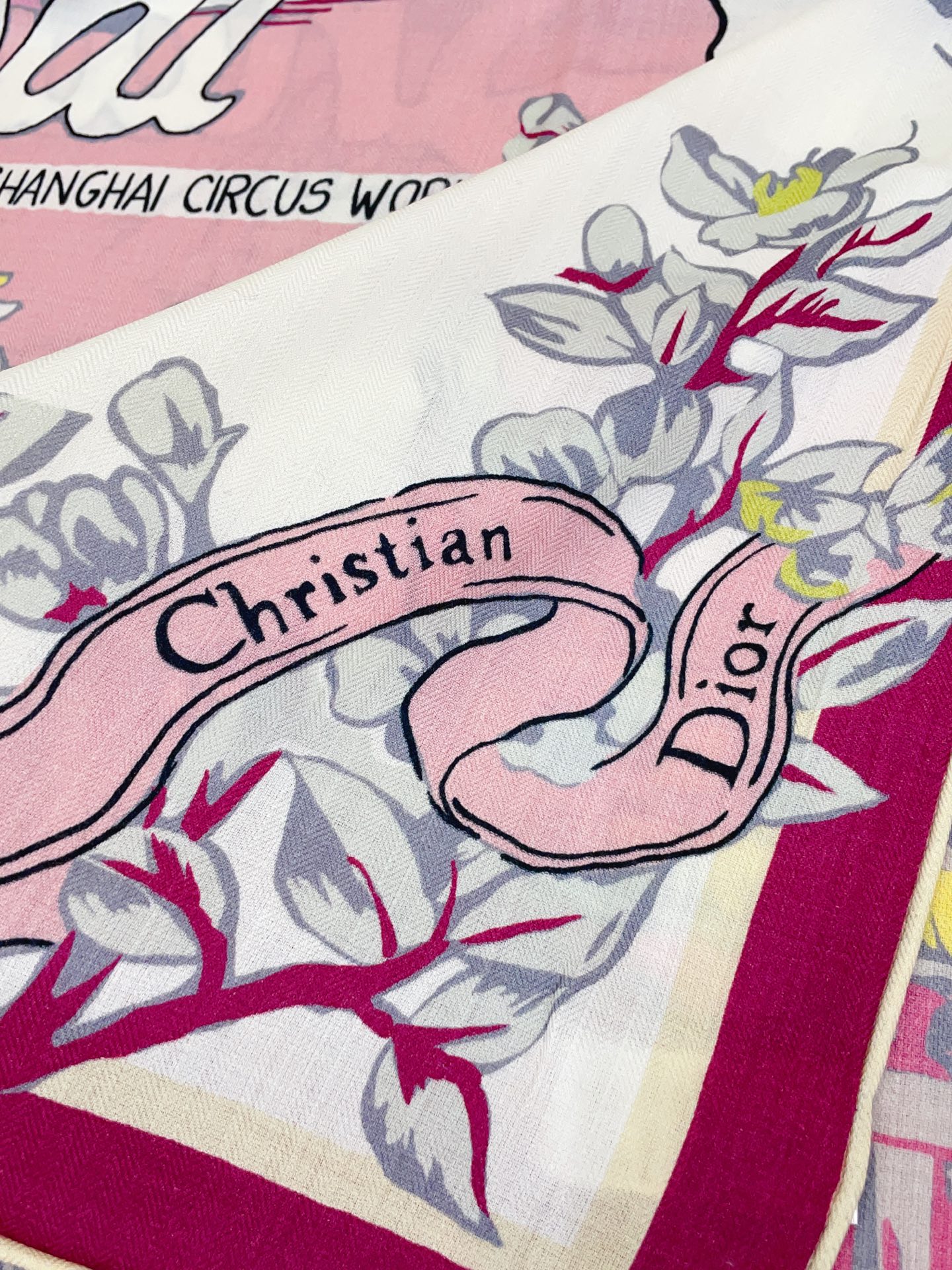 ✨✨【双面同色 丝毛款】CD家羊绒新款【城市系列风】 买了都说好看‼️推荐💕双面同色羊绒方巾‼️D家ZG