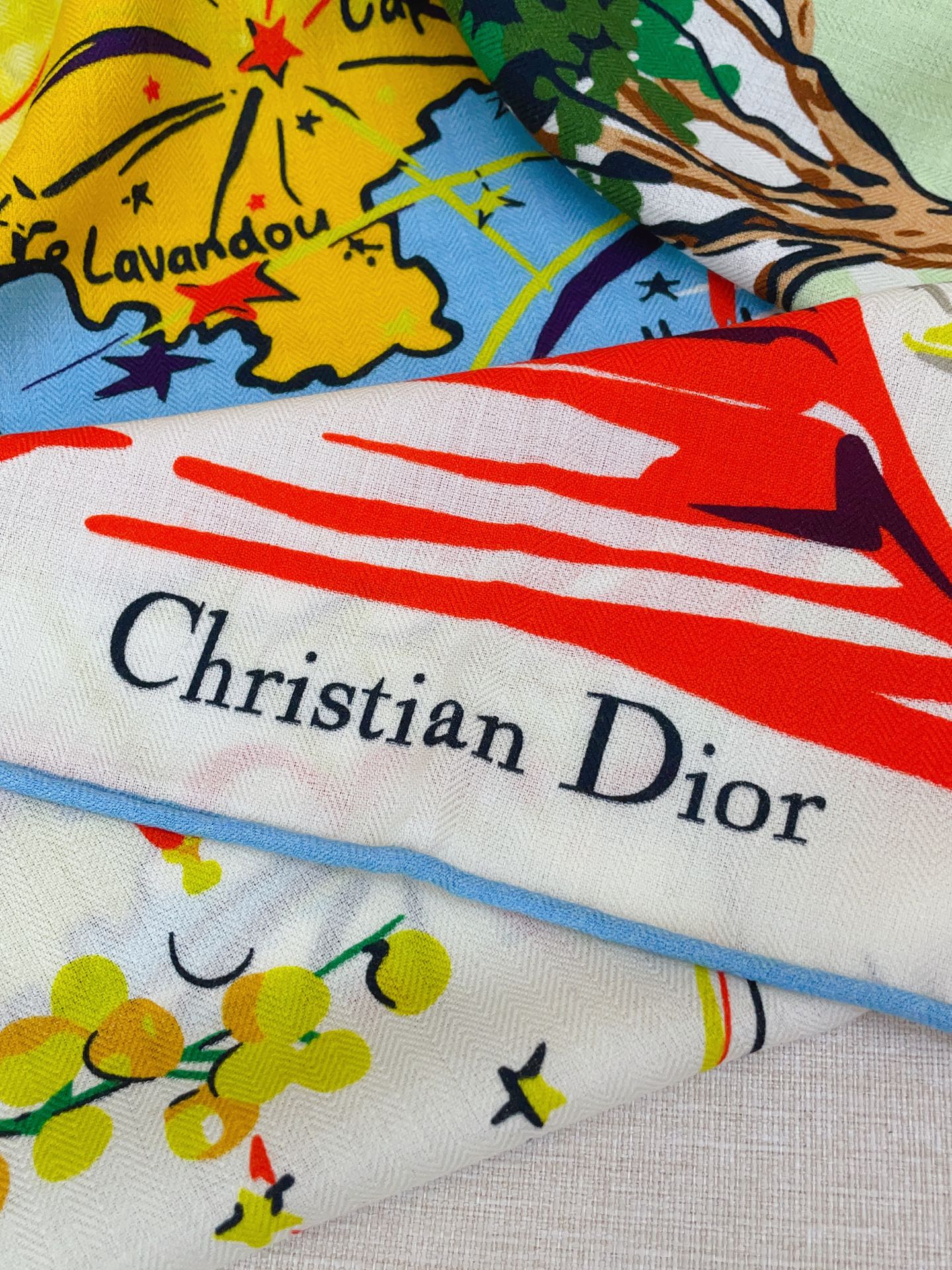 ✨✨【双面同色 丝毛款】CD家羊绒新款【城市系列风】 买了都说好看‼️推荐💕双面同色羊绒方巾‼️D家ZG