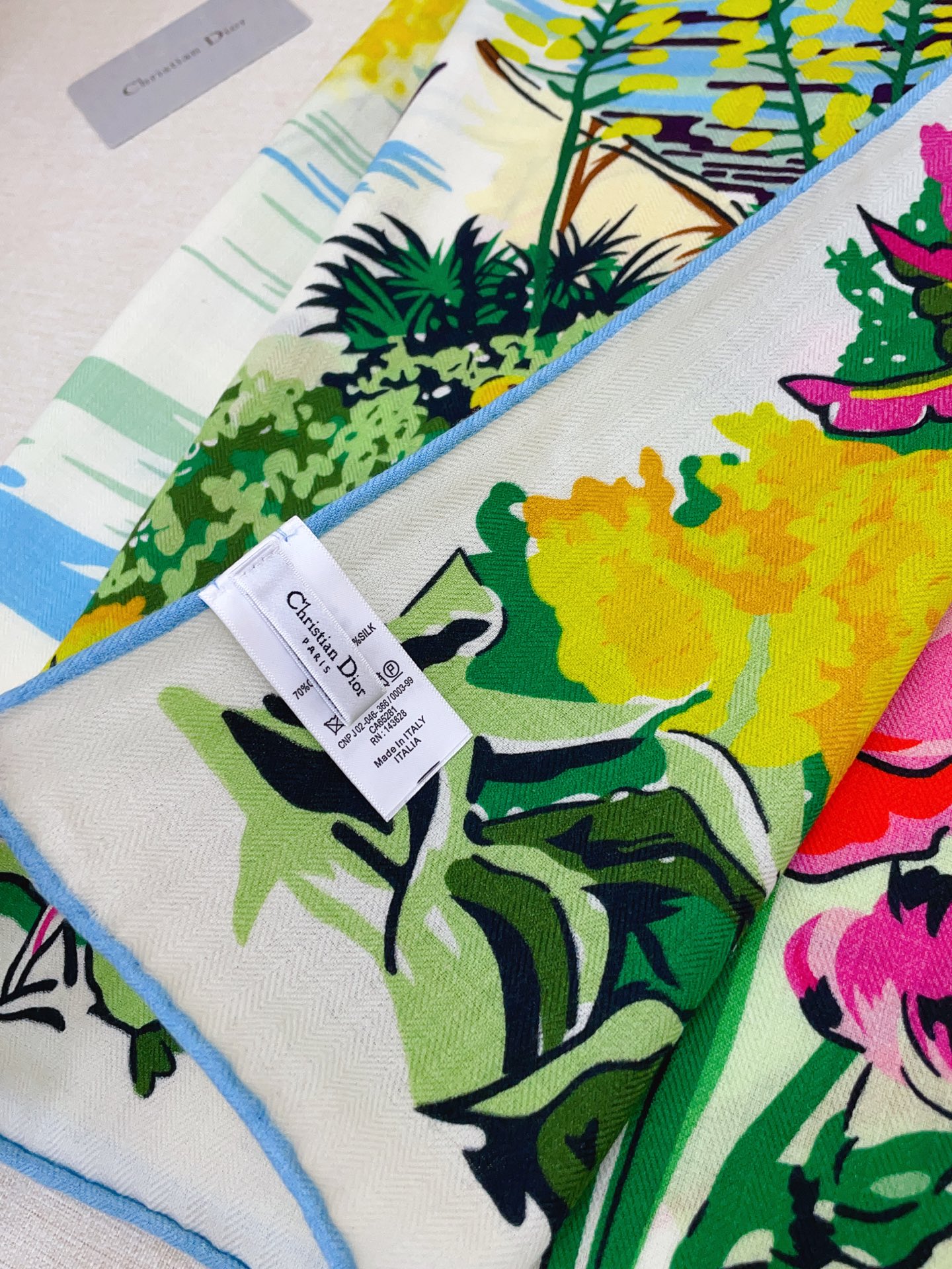 ✨✨【双面同色 丝毛款】CD家羊绒新款【城市系列风】 买了都说好看‼️推荐💕双面同色羊绒方巾‼️D家ZG