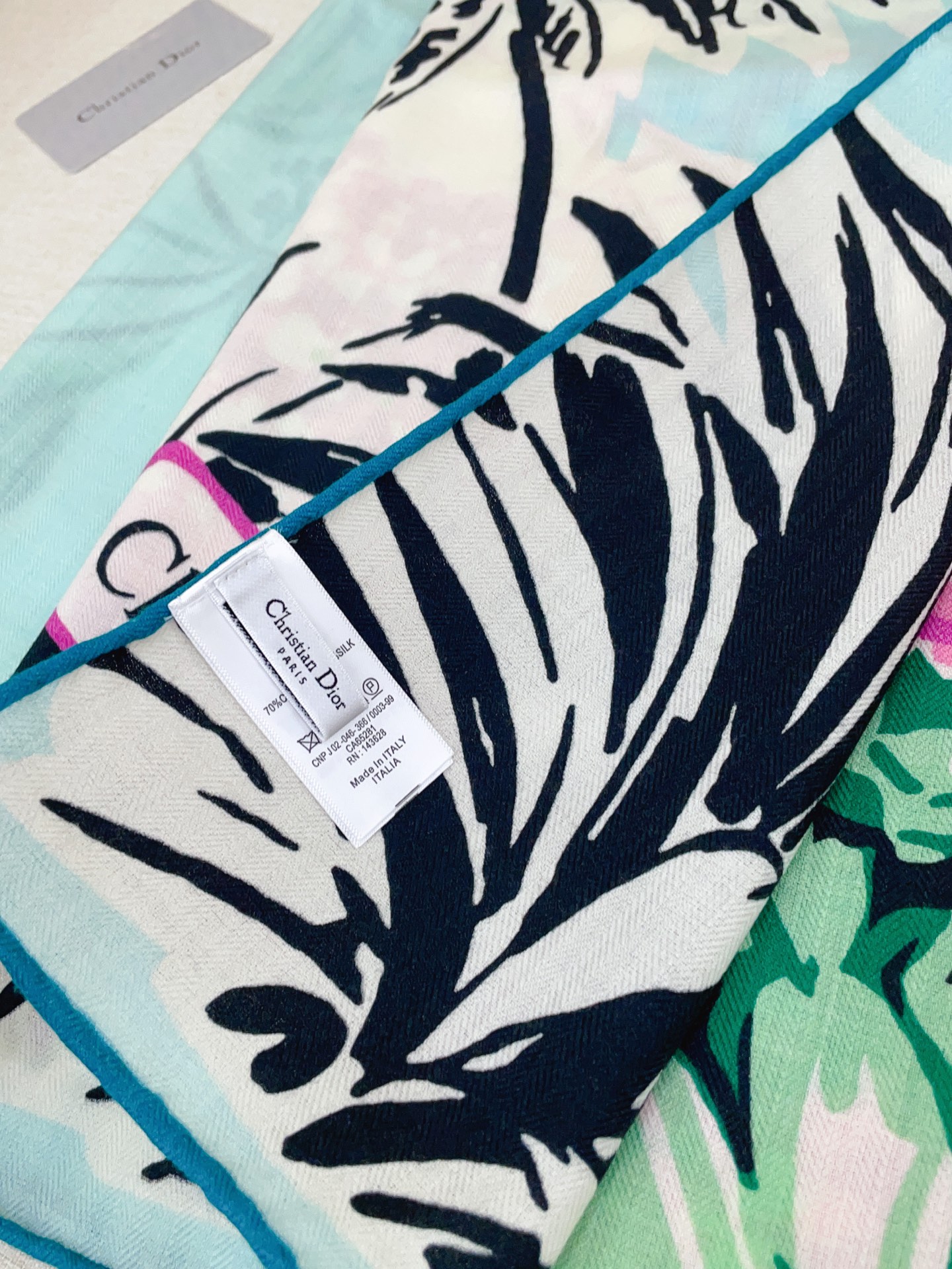 ✨✨【双面同色 丝毛款】CD家羊绒新款【城市系列风】 买了都说好看‼️推荐💕双面同色羊绒方巾‼️D家ZG