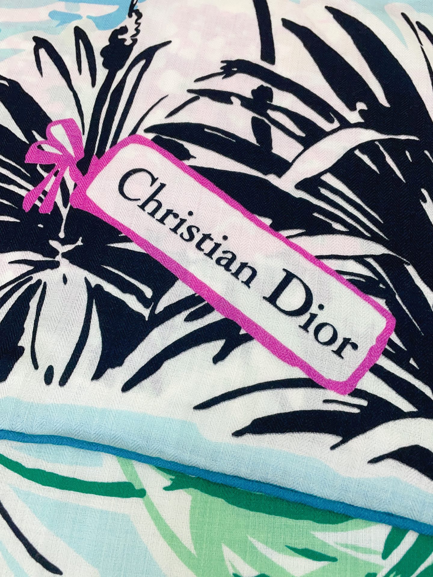 ✨✨【双面同色 丝毛款】CD家羊绒新款【城市系列风】 买了都说好看‼️推荐💕双面同色羊绒方巾‼️D家ZG