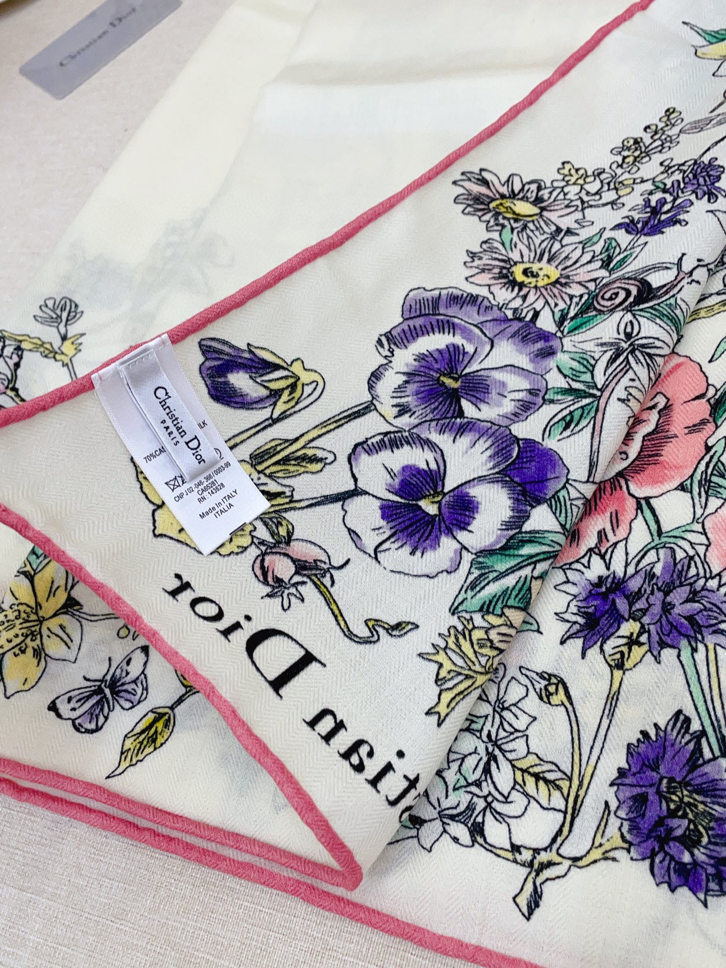 ✨✨【双面同色 丝毛款】CD家羊绒新款 买了都说好看‼️推荐💕双面同色羊绒方巾‼️D家ZG爆款🎁💟立体呈