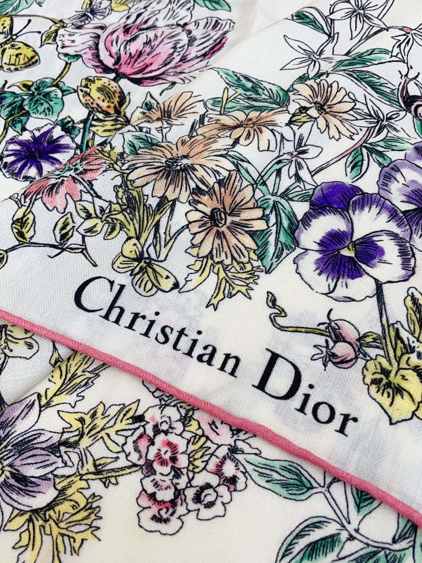 ✨✨【双面同色 丝毛款】CD家羊绒新款 买了都说好看‼️推荐💕双面同色羊绒方巾‼️D家ZG爆款🎁💟立体呈