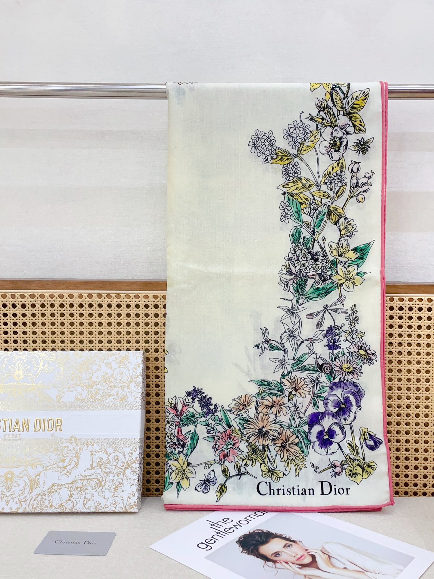 ✨✨【双面同色 丝毛款】CD家羊绒新款 买了都说好看‼️推荐💕双面同色羊绒方巾‼️D家ZG爆款🎁💟立体呈