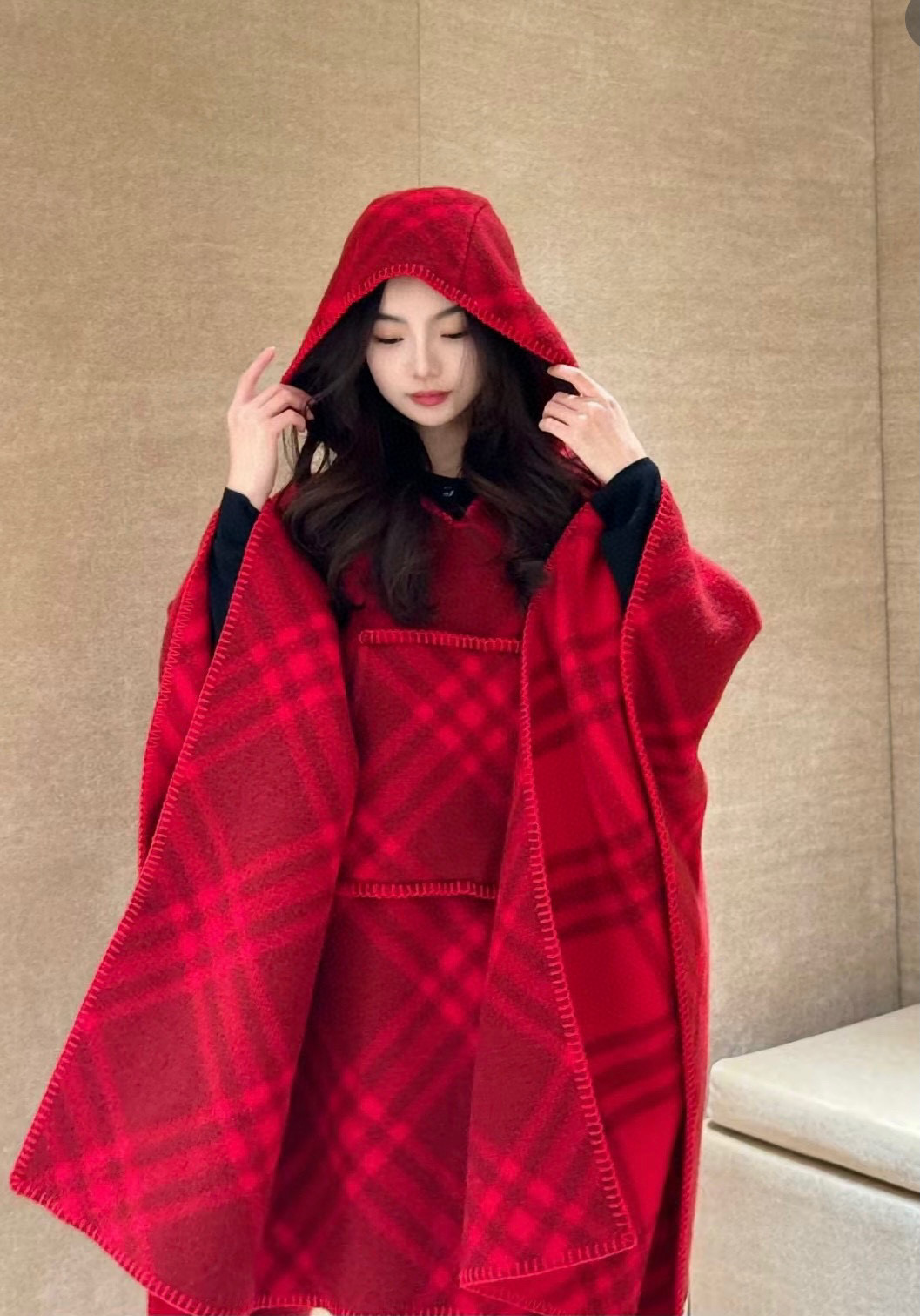 NO:619579,Synchronous counter!  Burberry pullover striped cape shawl!  !  】Burberry new autumn and winter styles!  The price is highly recommended by my mother!  The styling function is very powerful!  The real thing is really great!  !  !  It is extremely fine, the fabric is soft and light, the hemming is very neat, and the craftsmanship is very difficult!  The whole thing is also very thick, and the requirements for raw materials are very high!  Thick and soft!  !  !  The gray color is very low-key and high-end!  This cape and shawl is really the favorite of ladies. Simply wear this cape underneath, pair it with boots and a bag, and it’s a perfect outfit for a lady!  !  Rich, beautiful and tasteful!  !  This cape looks great in real life, it looks great with any outfit, it makes your legs look longer and looks fashionable!  !  !  !  Don’t be picky, everyone can be stylish!  !  Wool mixed cashmere fabric (original fabric), limited edition single color. One size fits all high version scarf, high version scarf, burberry, boots, shawls19860909同步专柜！Burberry套头条纹斗篷披肩！！】Burberry秋冬新款！亲妈价格给力推荐！造型功能很强大！实物真的很赞！！！特别精细,面料柔软轻盈,包边处理的非常工整,工艺难度非常大！整体也很有厚度,对原材料要求很高！厚而柔软！！！灰色系又很显低调高级感！这款斗篷披肩真心是贵妇们的最爱,简单内搭披上这个斗篷,配个靴拎个包,妥妥的贵妇穿搭！！有钱有颜有品味！！这款斗篷实物真人随便搭都好看,非常显腿长,显时髦感的！！！！不挑人,人人人人都可以驾驭得时髦感！！羊毛混羊绒面料(原版面料),限量单色.均码尺寸高版本围巾,高版本围巾,burberry,boots,shawls,scarf