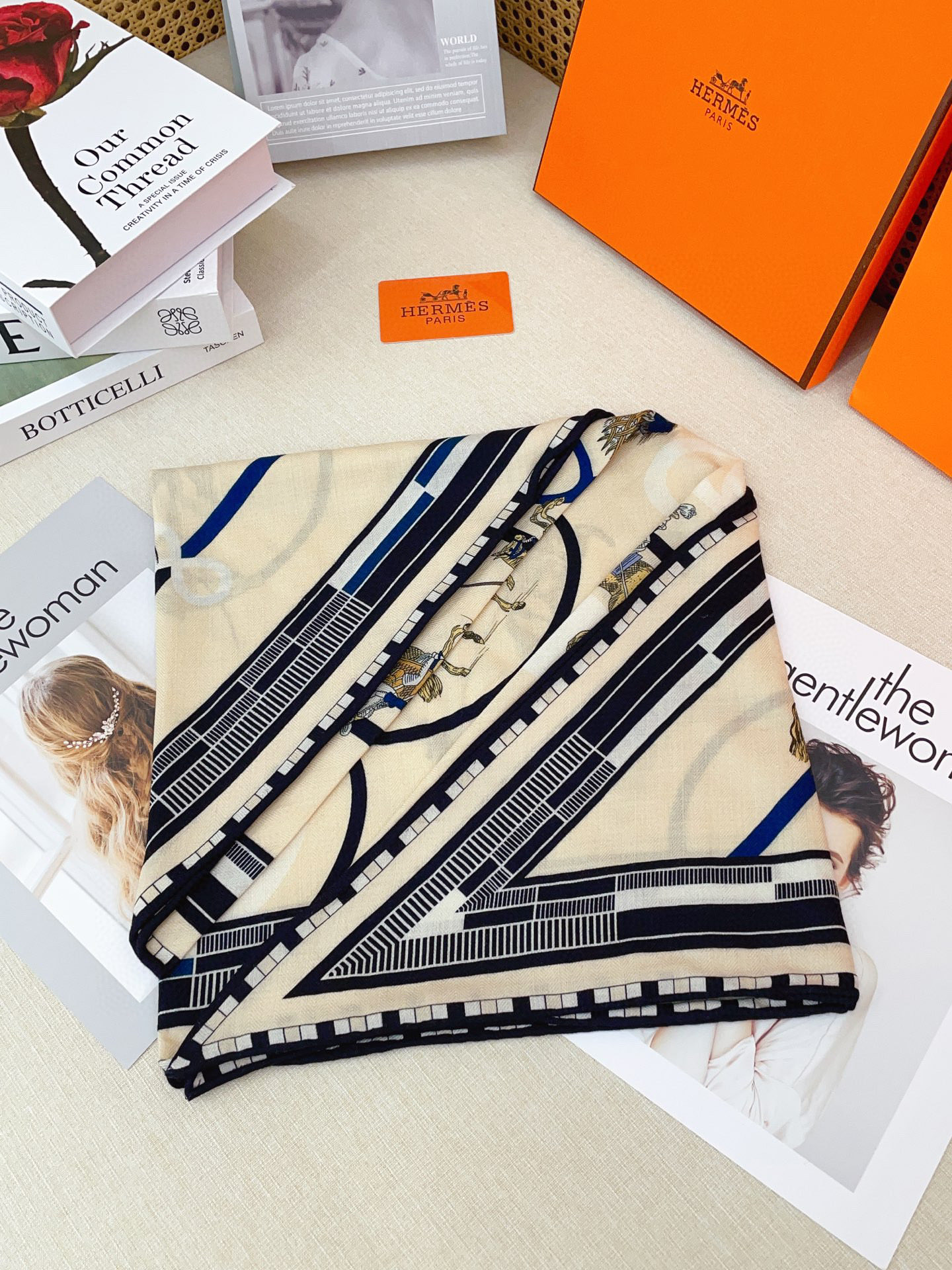 ✨✨【加厚丝毛款 双面同色】上新💏顶级H家专柜最新款【回转布与蛇型前进 大三角巾】多功能三角巾 🎀🎀，色