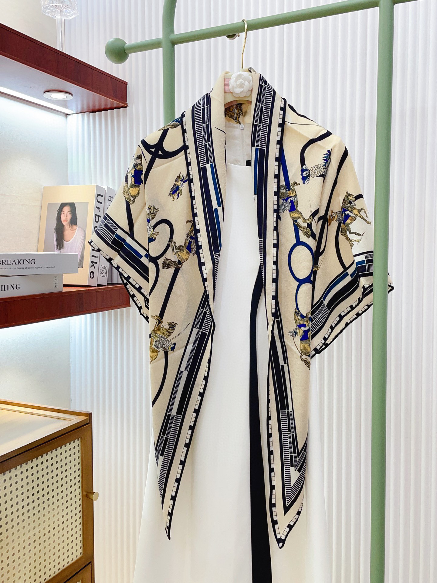 ✨✨【加厚丝毛款 双面同色】上新💏顶级H家专柜最新款【回转布与蛇型前进 大三角巾】多功能三角巾 🎀🎀，色