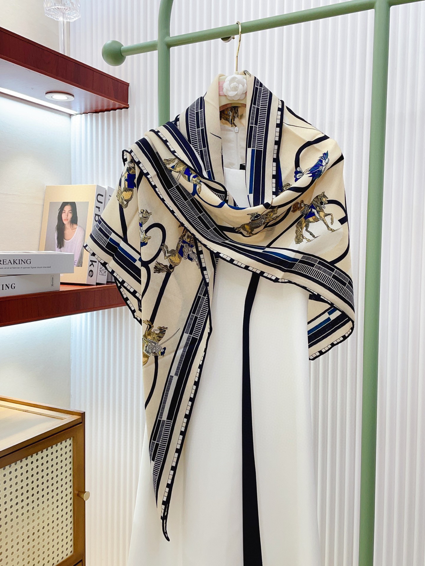 ✨✨【加厚丝毛款 双面同色】上新💏顶级H家专柜最新款【回转布与蛇型前进 大三角巾】多功能三角巾 🎀🎀，色