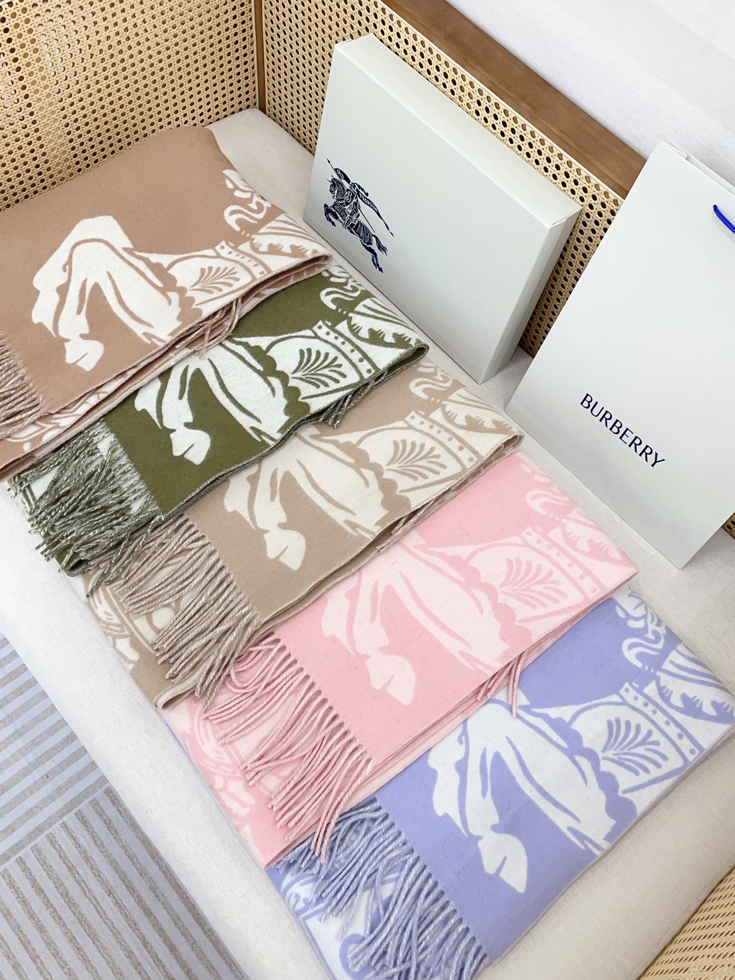 ✨✨【五色入】B家战马最最牛掰款，最新款骑士战马双面提花斗篷‼️经典中的经典.❗️工艺非常考究❗️介绍这