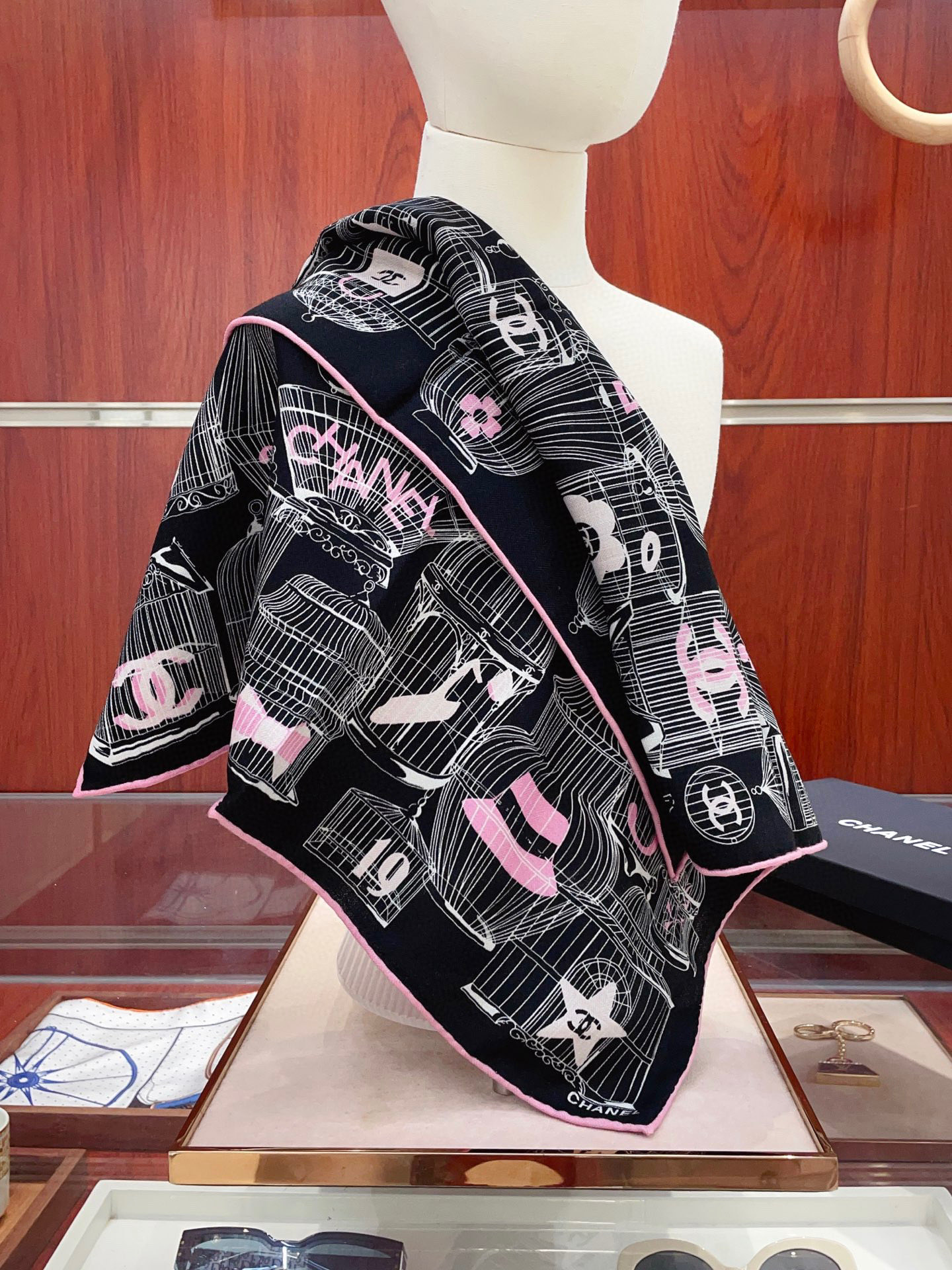 NO:603044,[Silk wool style, double-sided same color] New Xiaoxiangjia [Small square scarf] Autumn and winter silk wool style, you can switch styles at will, compact yet elegant style 60*60 gold size, high-end fashion without being too ostentatious, very design-like and elegant to the core!  This year’s new series~ is really beautiful with such a design!  A must!  The upper body effect is simply high-end and elegant!  high version scarf,high version scarf,chanel,gold19860909【丝毛款 双面同色】新品小香家【小方巾】秋冬丝毛款 随意切换造型 ,小巧又不失优雅的款式 60*60 黄金尺寸 高级时尚又不会过于张扬,很有设计感~气质到骨子里！今年新出的系列~真的被这样的设计美！必入！上身效果简直高级优雅气质到不行！高版本围巾,高版本围巾,chanel,gold,scarf