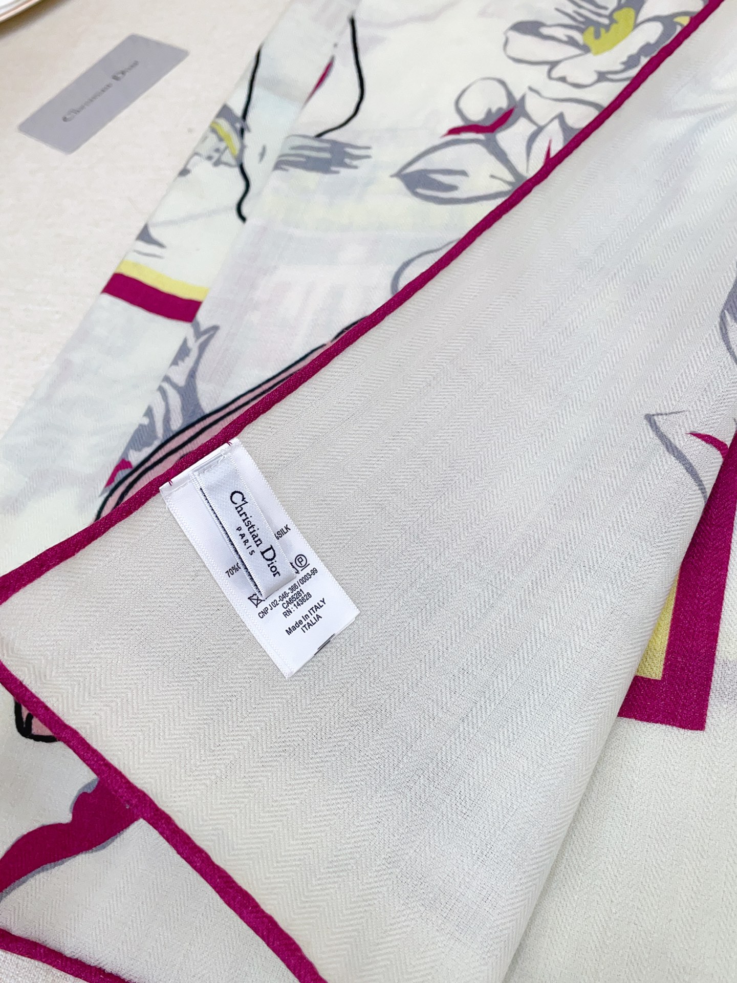 ✨✨【双面同色 丝毛款】CD家羊绒新款【城市系列2】 买了都说好看‼️推荐💕双面同色羊绒方巾‼️D家ZG