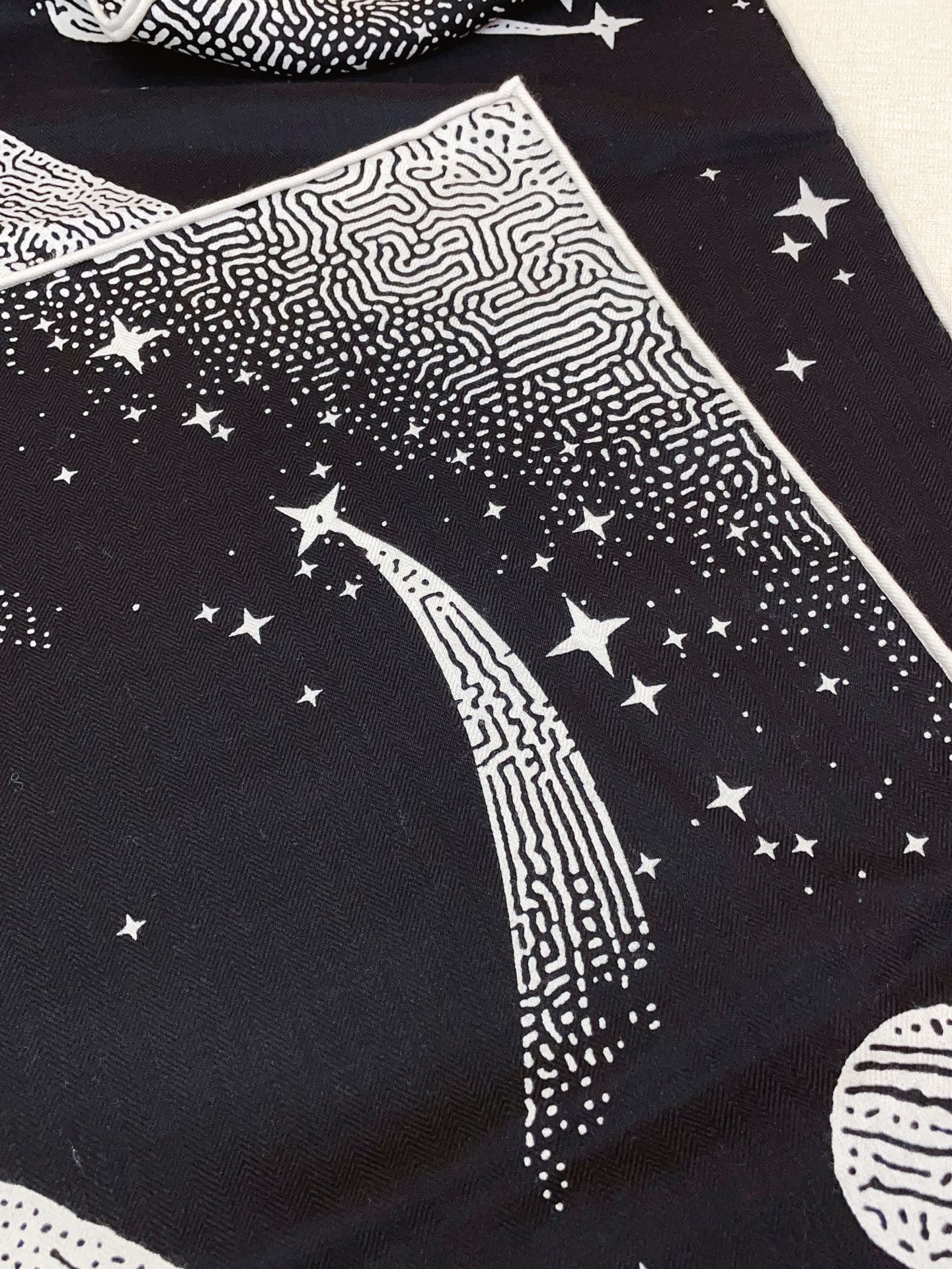 ✨✨【双面同色 丝毛款】H家羊绒新款 买了都说好看‼️推荐💕【月光飞马 140】羊绒方巾‼️H家ZG爆款