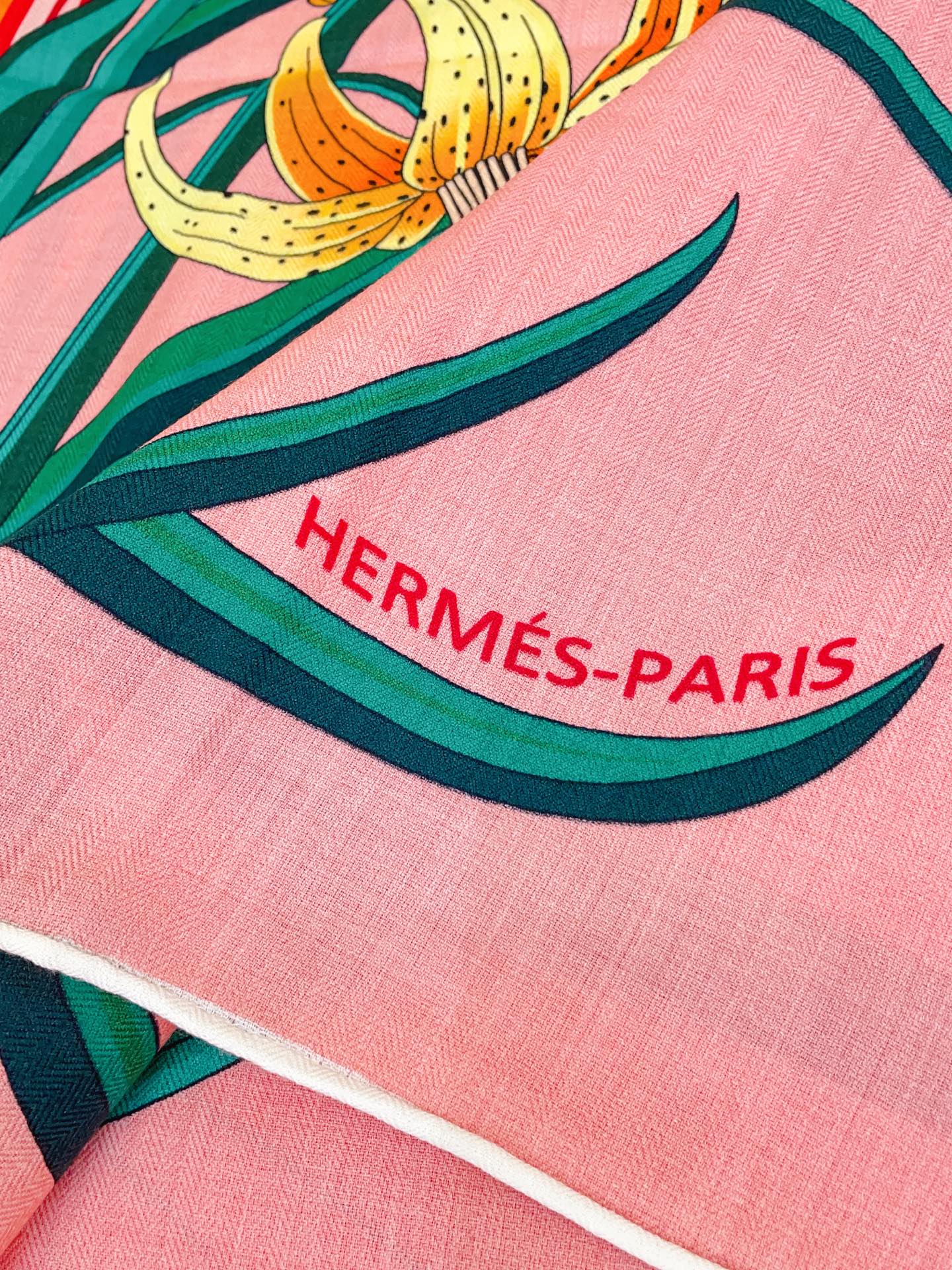 ✨✨【双面同色 丝毛款】H家羊绒新款 买了都说好看‼️推荐💕【永生花束 140】羊绒方巾‼️H家ZG爆款