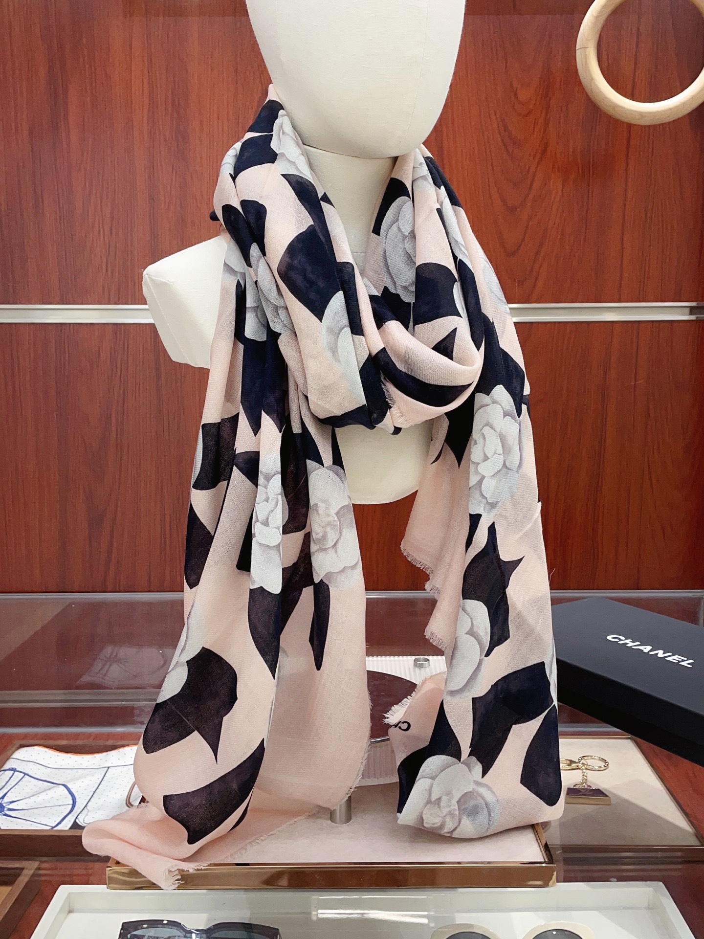 NO:603068,New arrival Xiaoxiang's latest model [Shengyi] I really like [cashmere long scarf], it is really beautiful. The shawl is decorated with printing. No matter whether it is designed or printed, the details are very good. It can be seen that the whole scarf gives people an aura and is very delicate at the same time. High-end VIP recommendation is definitely worth buying. Size 100x200cm, material is all cashmere, high version scarf, high version scarf, shawls19860909上新 小香最新款[得意]真心赞【羊绒长巾】实物真心美 披肩配以印花无论设计喷绘都是非常到位细节都可见整个围巾给人气场的同时又非常精致高端VIP推荐绝对值得入手尺寸100x200cm,材质全羊绒款高版本围巾,高版本围巾,shawls,scarf