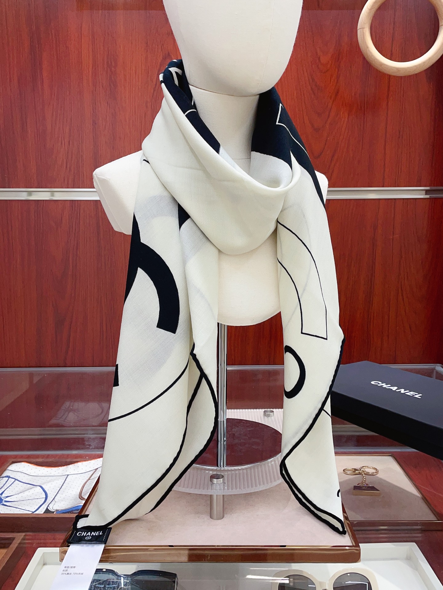 NO:581432,[Double-sided same color, silk wool style] Xiaoxiang cashmere square scarf grab VIP recommendation, be sure to buy it quickly [high-end love pure cashmere, baby touch is comfortable, it is a woman's stunner, very few goods can be used in all seasons, it is really beautiful and makes people very, very excited. The upper body effect is simply beautiful. The quality is perfect. The whole scarf gives a big-name aura and is very delicate and beautiful at the same time. It is definitely a new style worth buying. Once you get the real thing, you will be glad that you are a woman's perfect product.  It is worth appreciating the perfect temperament and taste. Ditails are preferred by VIPs. Upper size 140*140cm.70 cashmere silk high version scarf, high version scarf, real silk19860909【双面同色 丝毛款】小香 羊绒方巾抢VIP推荐 下手一定要快【高端 大爱 纯羊绒 婴儿触感舒服到飞女人尤物 货极少 四季都可以用真心美的让人非常非常心动 上身效果简直美翻了 品质非常完美 整个围巾给人大牌气场的同时又非常精致秀丽绝对值得入手的新款 实物一拿到就会庆幸自己是女人的绝美好货 值得品鉴完美气质品味Ditails首选VIP们 上尺寸140*140cm.70羊绒真丝高版本围巾,高版本围巾,real silk,scarf