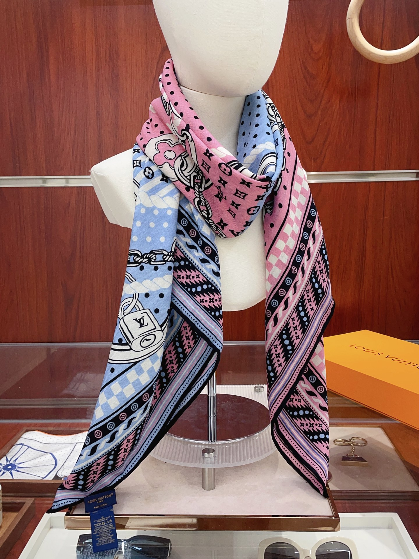 NO:587253,[Double-sided same color silk wool style] L family cashmere new model. Everyone who bought it said it looks good. I recommend the double-sided cashmere square scarf of the same color. Donkeyjia ZG hot style three-dimensional presentation of pattern texture, real product, extremely high grade, special technology, high-end research and development, stunning advent, special cutting-edge technology processing, loved by Bai Fumei. Whether it is quality, style or price, it makes them scream for big brands. Super cost-effective, definitely worth buying. Size 140cm*140cm, 70 cashmere silk high version scarf, high version scarf, louis  vuitton,louis vuitton,louis vuitton,real silk19860909【双面同色 丝毛款】L家羊绒新款 买了都说好看推荐双面同色羊绒方巾驴家ZG爆款立体呈现图案纹路实物档次极高特殊工艺高端研发惊艳问世特殊尖端工艺处理受到白富美的喜欢 无论是品质 款式 价格都令大牌控的她们尖叫 超高性价比 绝对值得入手尺寸140cm*140cm,70羊绒真丝高版本围巾,高版本围巾,louis vuitton,louis vuitton,louis vuitton,real silk,scarf